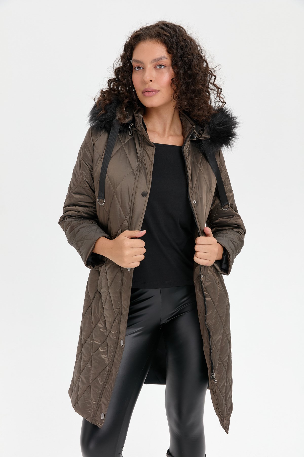 24410Kadın Kapüşonu Kürklü Baklava Desenli Kapitone Kaban Vizon