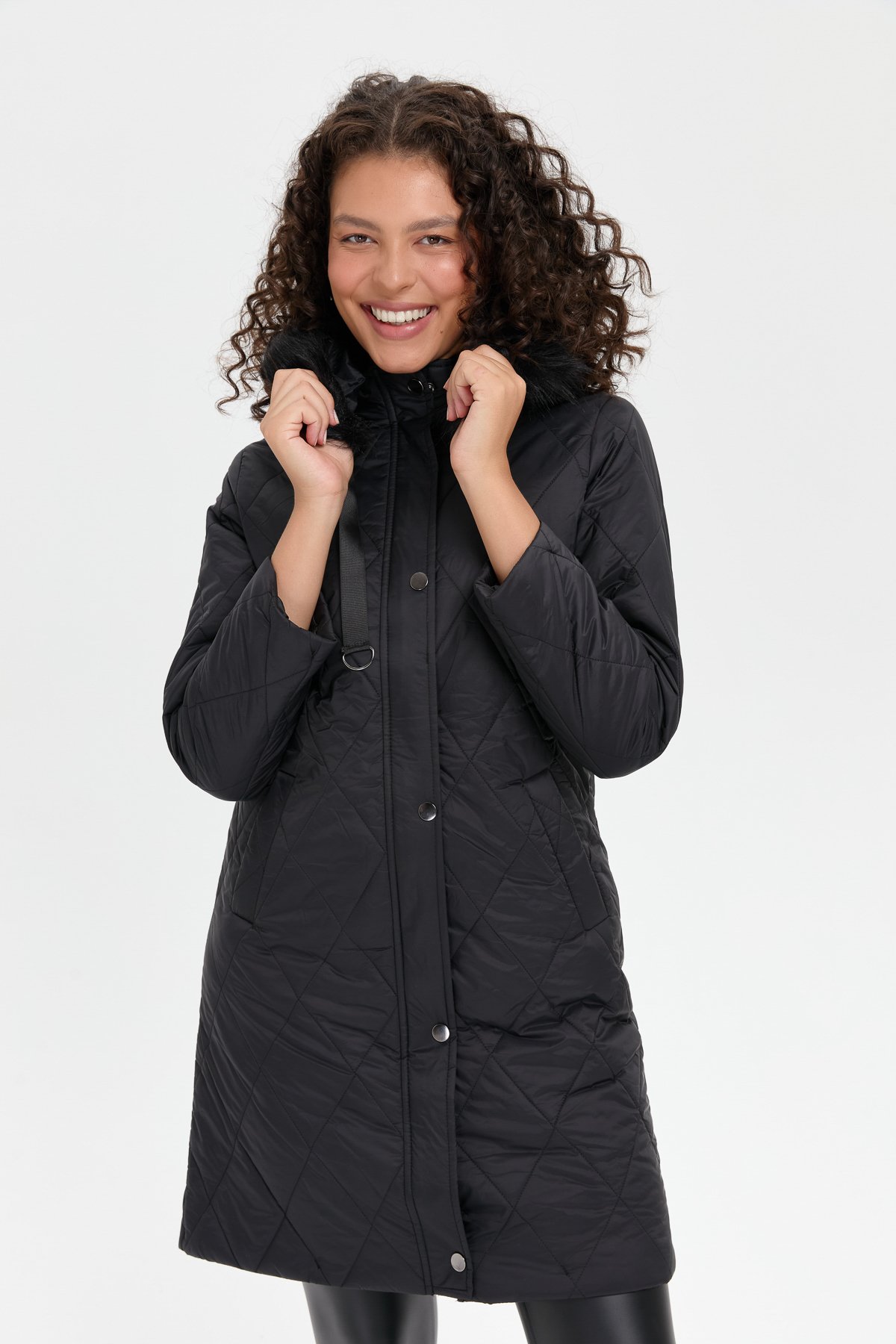 24410Kadın Kapüşonu Kürklü Baklava Desenli Kapitone Kaban Siyah