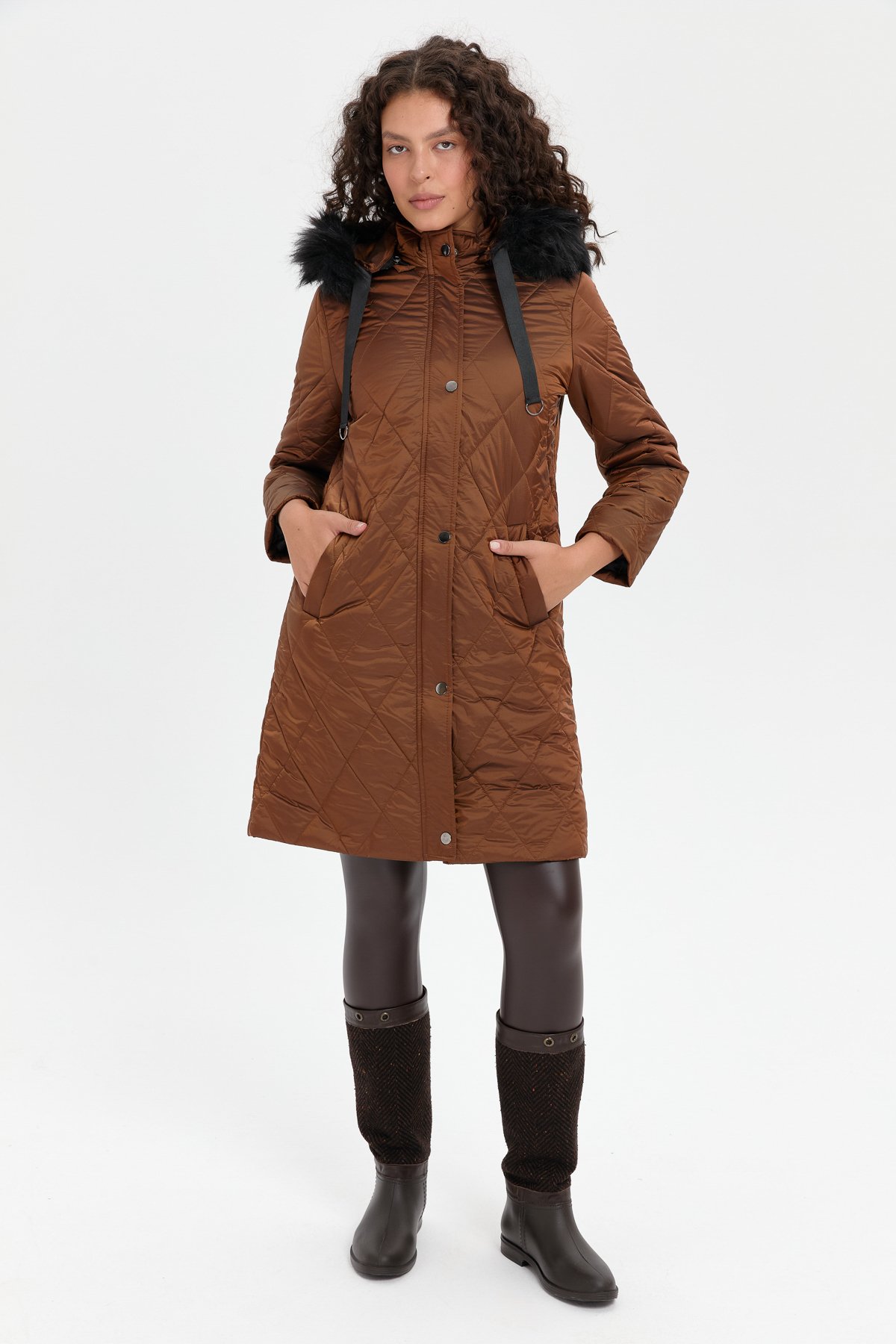 24410Kadın Kapüşonu Kürklü Baklava Desenli Kapitone Kaban Kahve