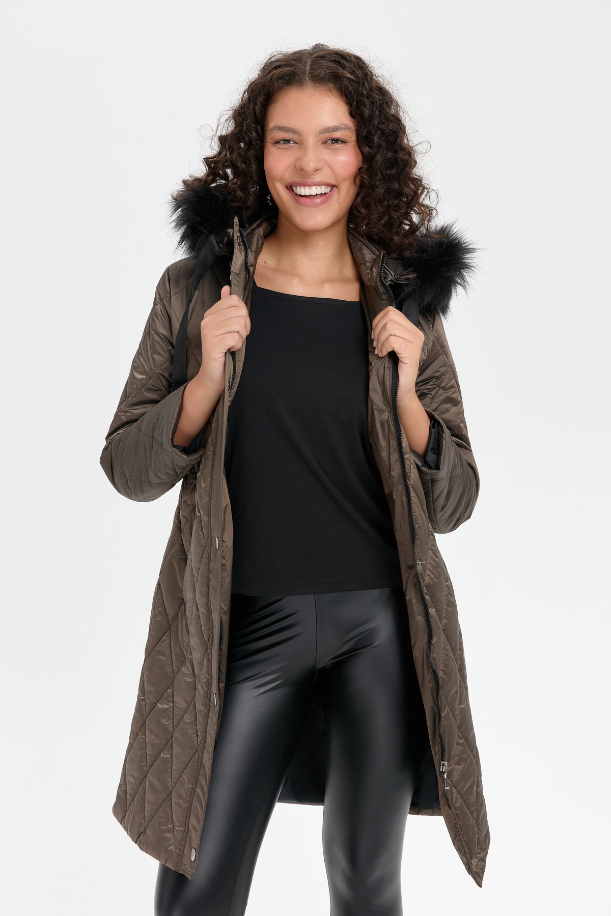 24410Kadın Kapüşonu Kürklü Baklava Desenli Kapitone Kaban Vizon