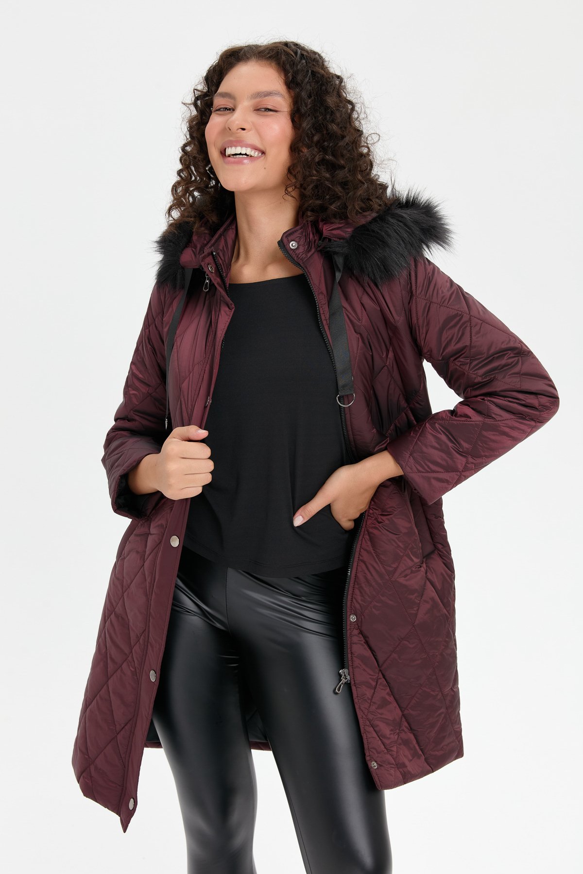 24410Kadın Kapüşonu Kürklü Baklava Desenli Kapitone Kaban Bordo