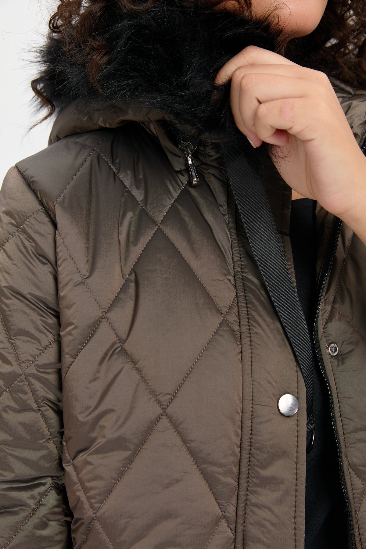 24410Kadın Kapüşonu Kürklü Baklava Desenli Kapitone Kaban Vizon