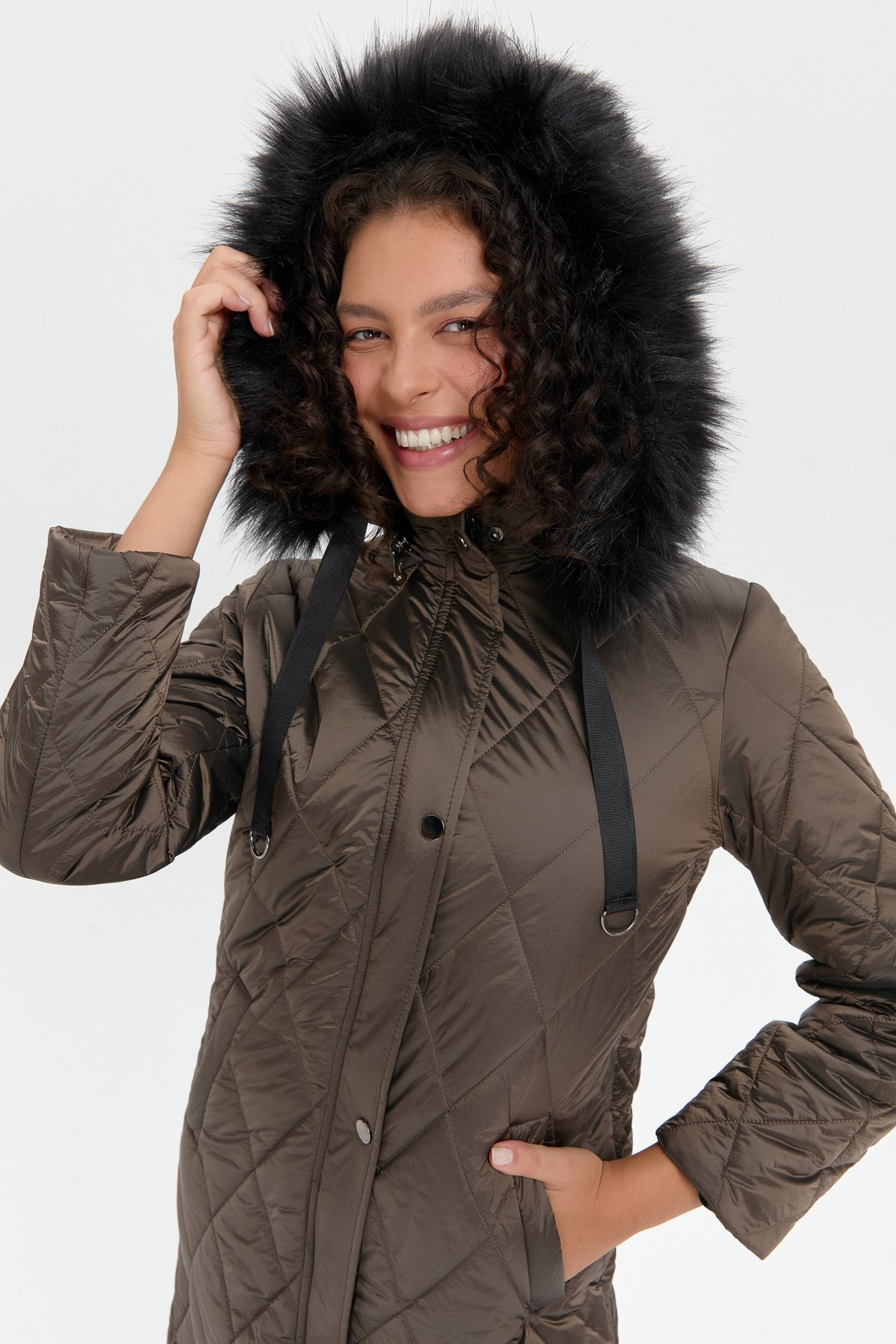 24410Kadın Kapüşonu Kürklü Baklava Desenli Kapitone Kaban Vizon