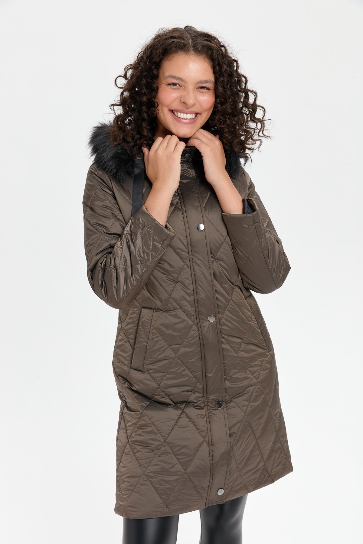 24410Kadın Kapüşonu Kürklü Baklava Desenli Kapitone Kaban Vizon