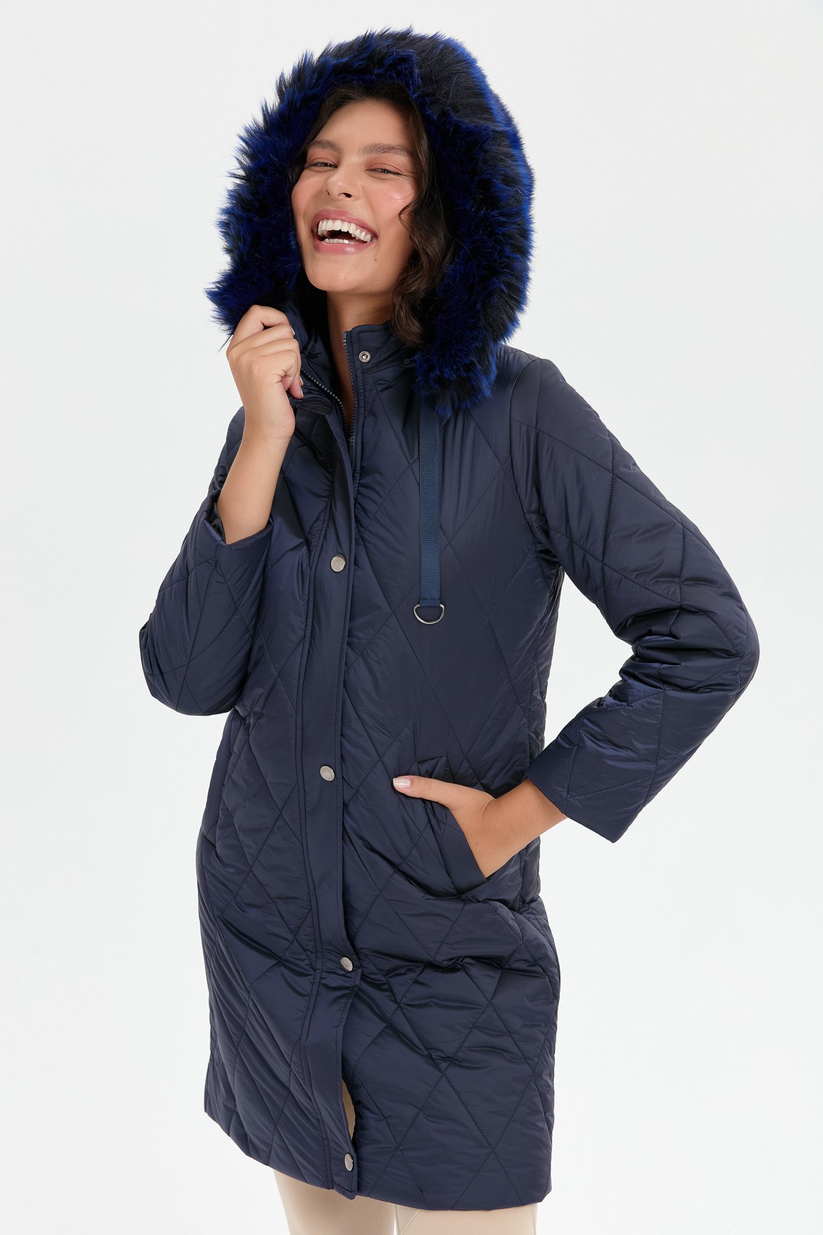 24410Kadın Kapüşonu Kürklü Baklava Desenli Kapitone Kaban Lacivert