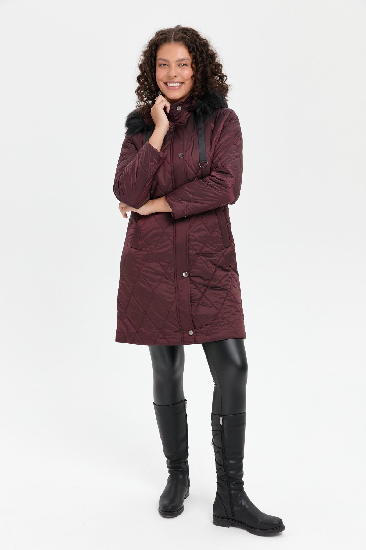 24410Kadın Kapüşonu Kürklü Baklava Desenli Kapitone Kaban Bordo