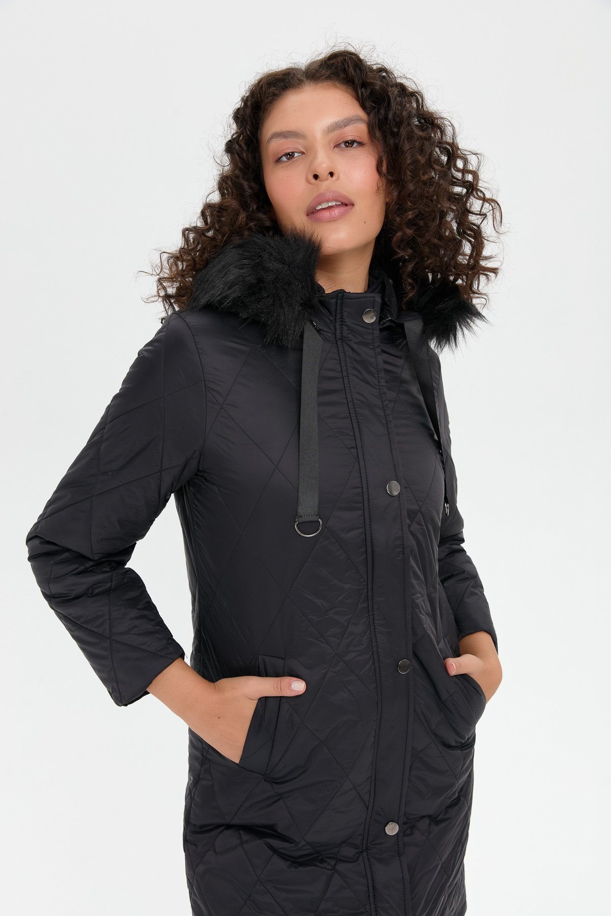 24410Kadın Kapüşonu Kürklü Baklava Desenli Kapitone Kaban Siyah