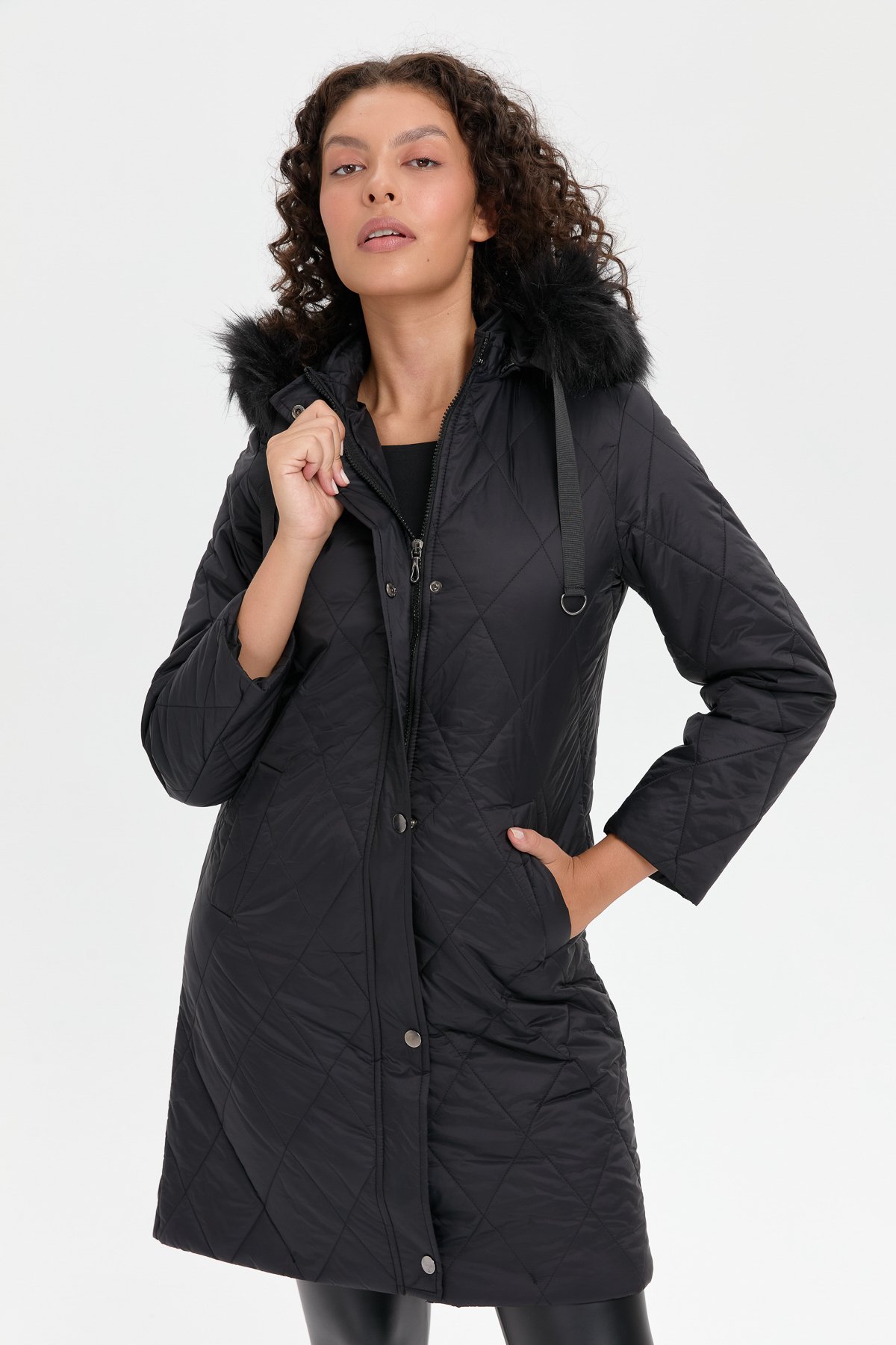 24410Kadın Kapüşonu Kürklü Baklava Desenli Kapitone Kaban Siyah