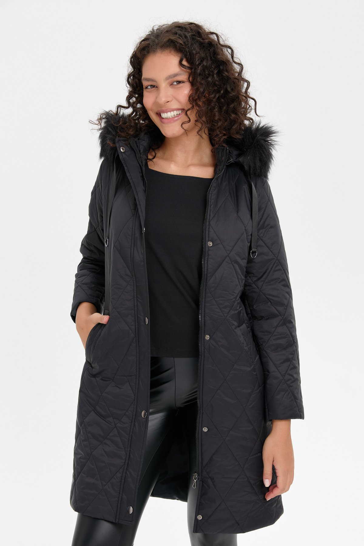 24410Kadın Kapüşonu Kürklü Baklava Desenli Kapitone Kaban Siyah
