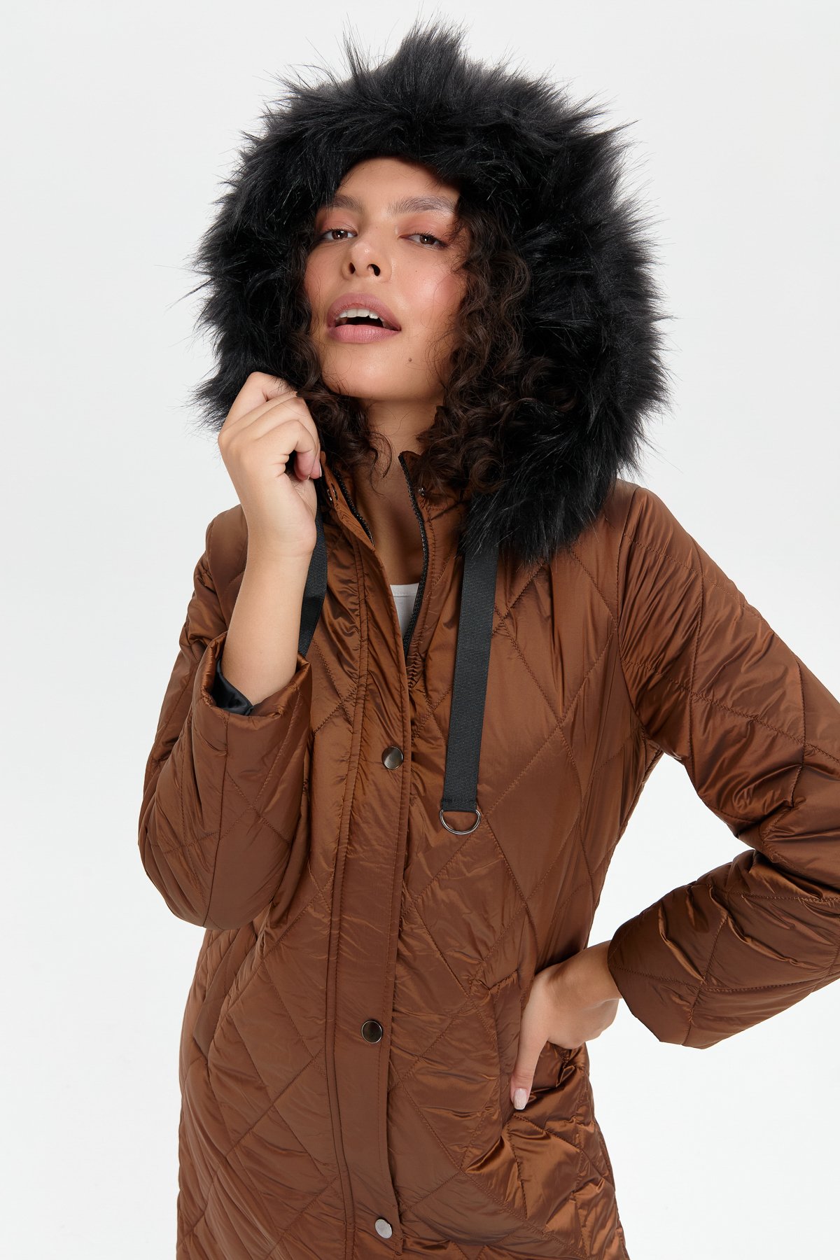 24410Kadın Kapüşonu Kürklü Baklava Desenli Kapitone Kaban Kahve