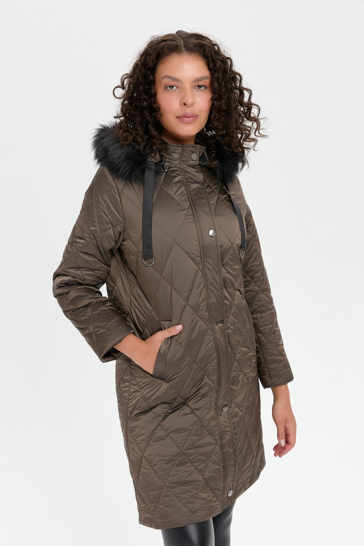 24410Kadın Kapüşonu Kürklü Baklava Desenli Kapitone Kaban Vizon