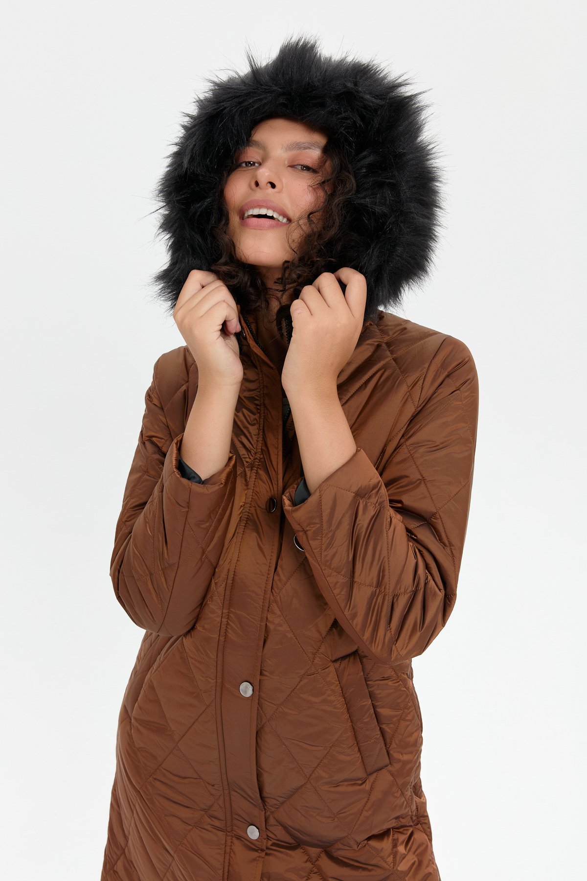 24410Kadın Kapüşonu Kürklü Baklava Desenli Kapitone Kaban Kahve