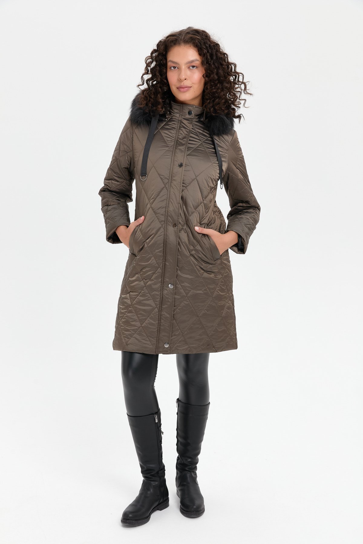 24410Kadın Kapüşonu Kürklü Baklava Desenli Kapitone Kaban Vizon