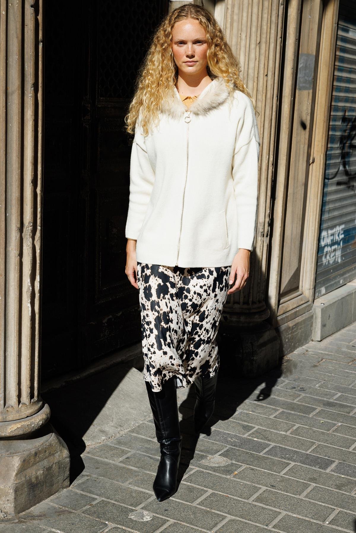 24082Kadın Kapüşonu Kürklü Fermuarlı Yün Panço Kemik