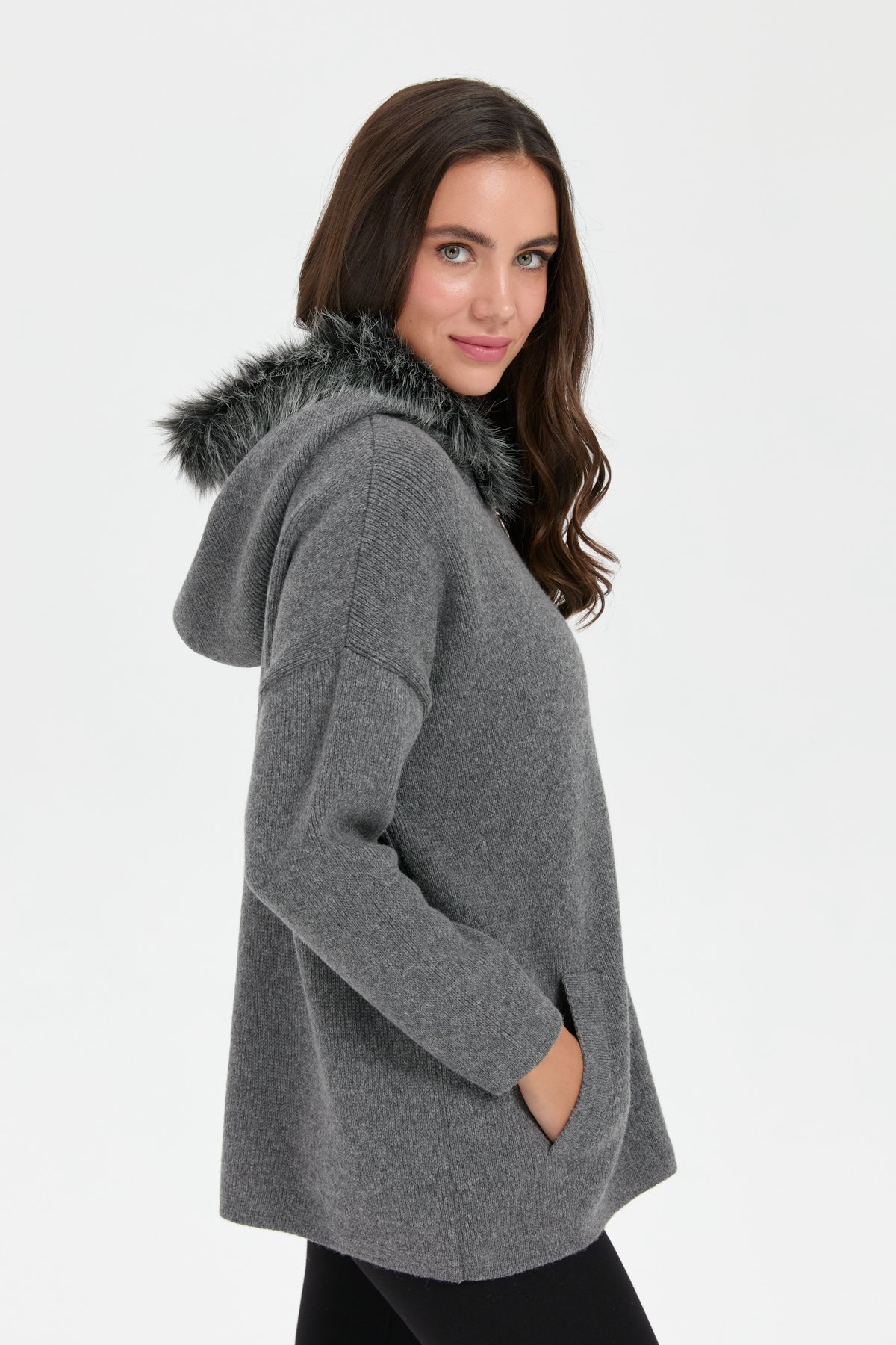 24082Kadın Kapüşonu Kürklü Fermuarlı Yün Panço Füme