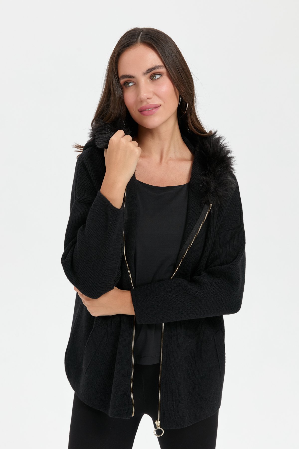 24082Kadın Kapüşonu Kürklü Fermuarlı Yün Panço Siyah