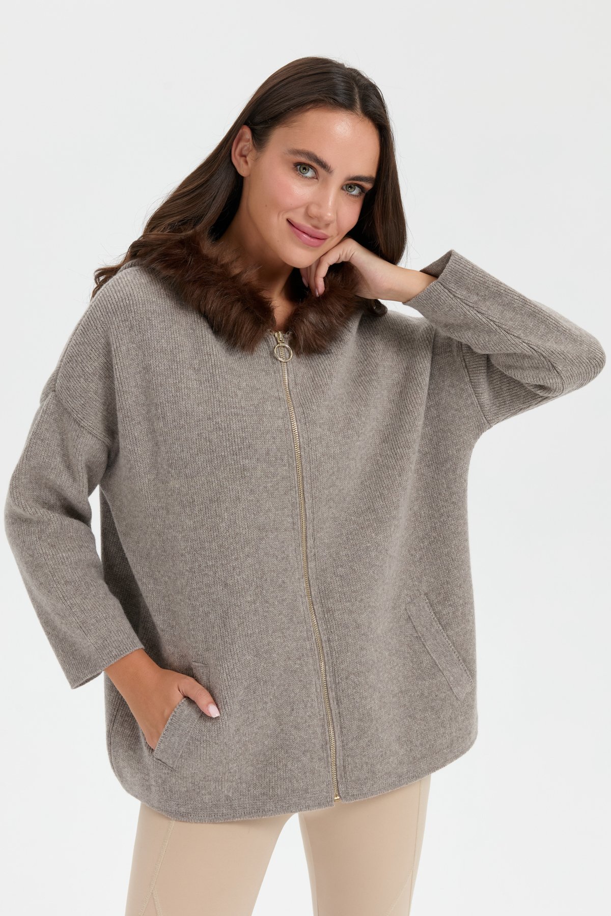 24082Kadın Kapüşonu Kürklü Fermuarlı Yün Panço Vizon