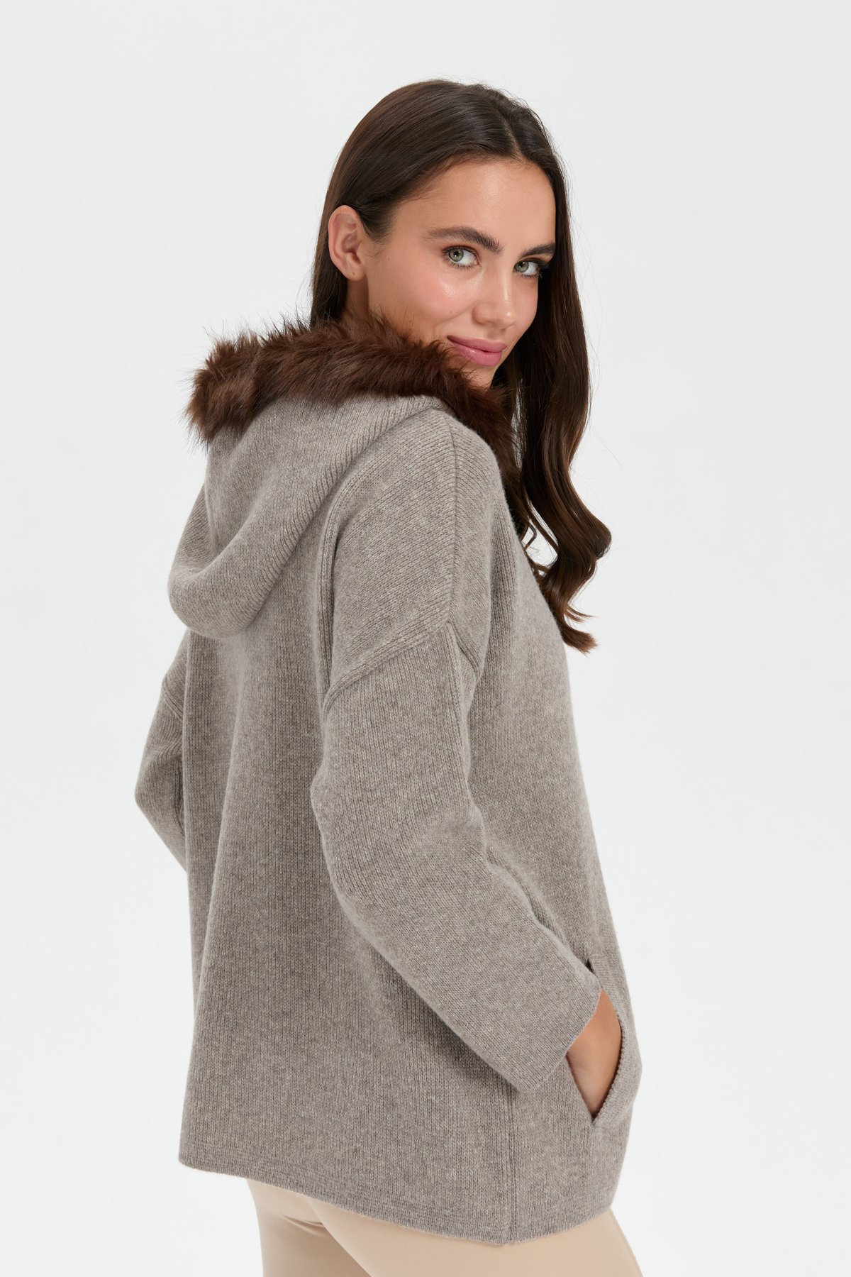 24082Kadın Kapüşonu Kürklü Fermuarlı Yün Panço Vizon