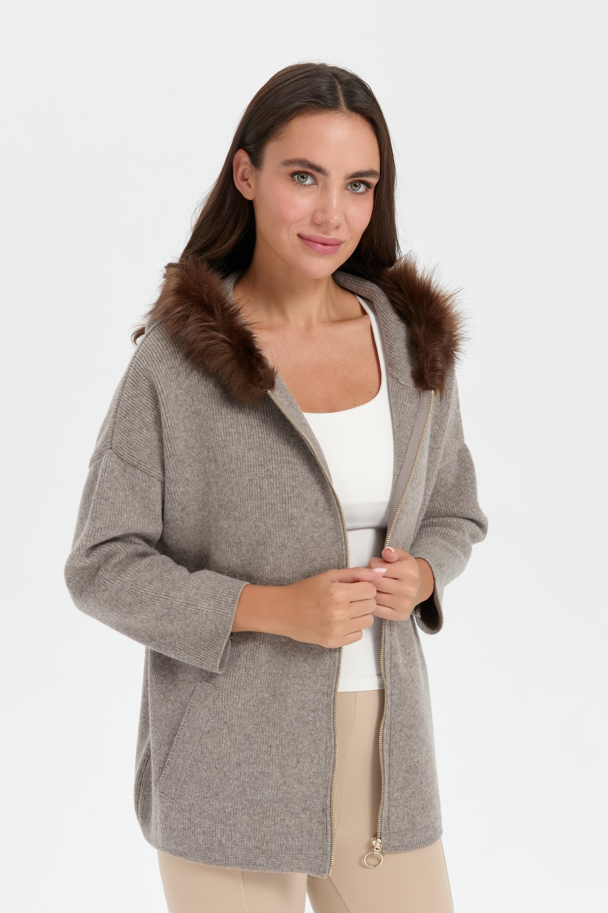 24082Kadın Kapüşonu Kürklü Fermuarlı Yün Panço Vizon