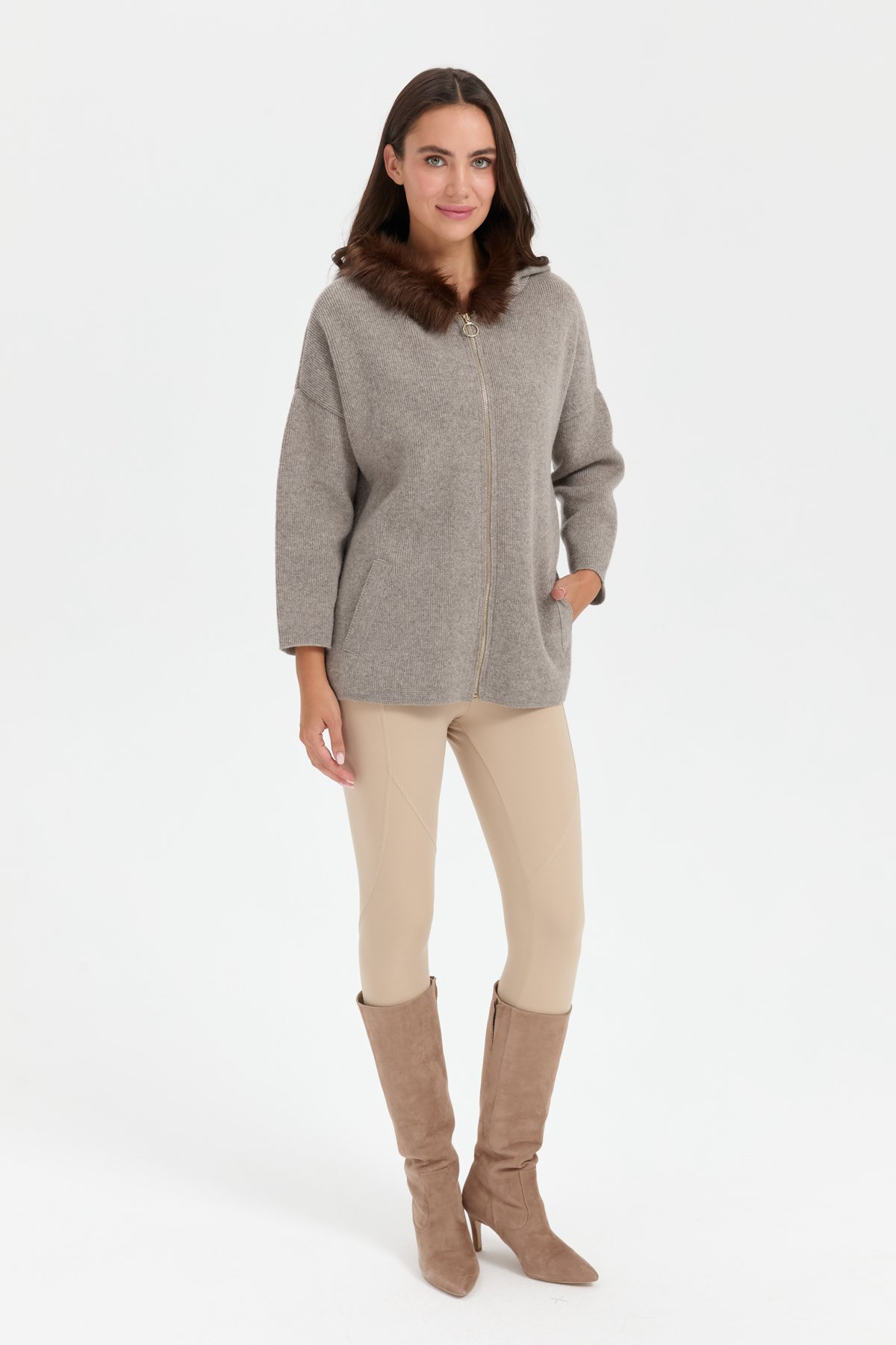 24082Kadın Kapüşonu Kürklü Fermuarlı Yün Panço Vizon