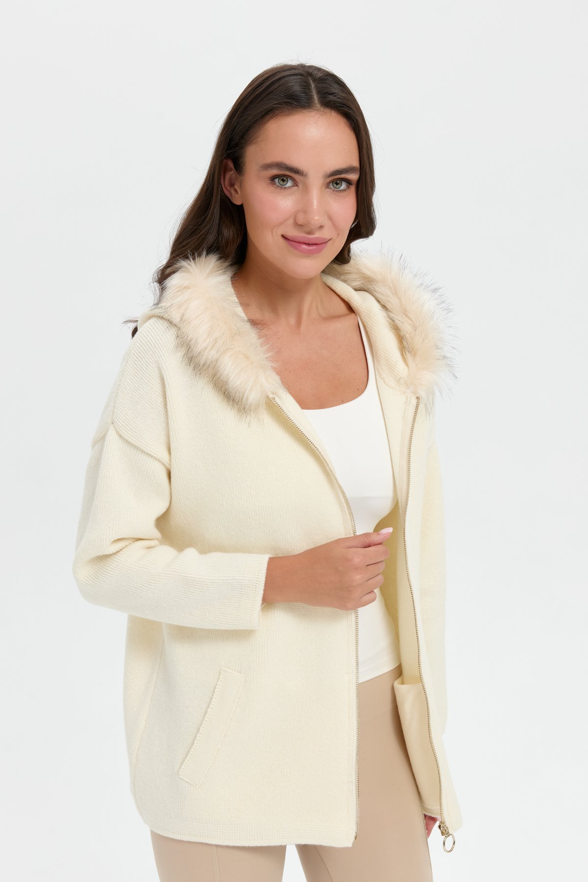 24082Kadın Kapüşonu Kürklü Fermuarlı Yün Panço Kemik