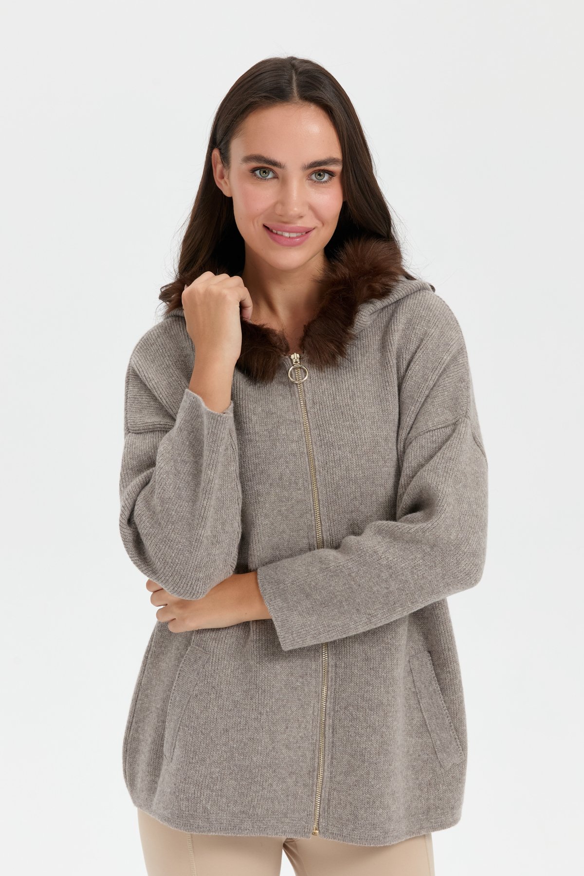 24082Kadın Kapüşonu Kürklü Fermuarlı Yün Panço Vizon