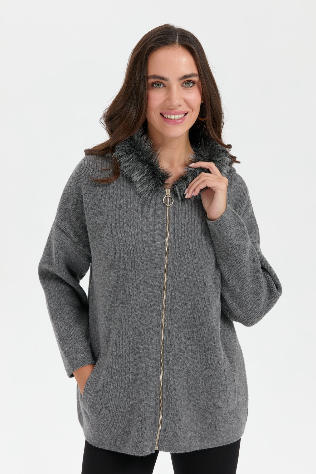 24082Kadın Kapüşonu Kürklü Fermuarlı Yün Panço Füme