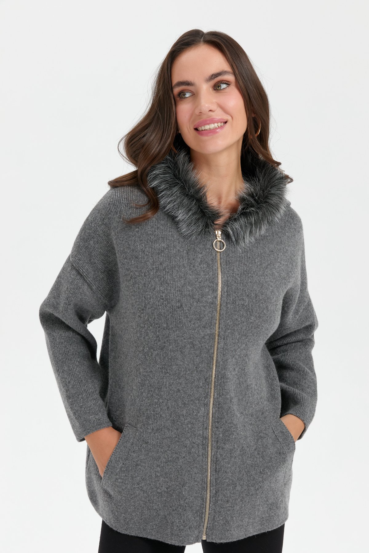 24082Kadın Kapüşonu Kürklü Fermuarlı Yün Panço Füme