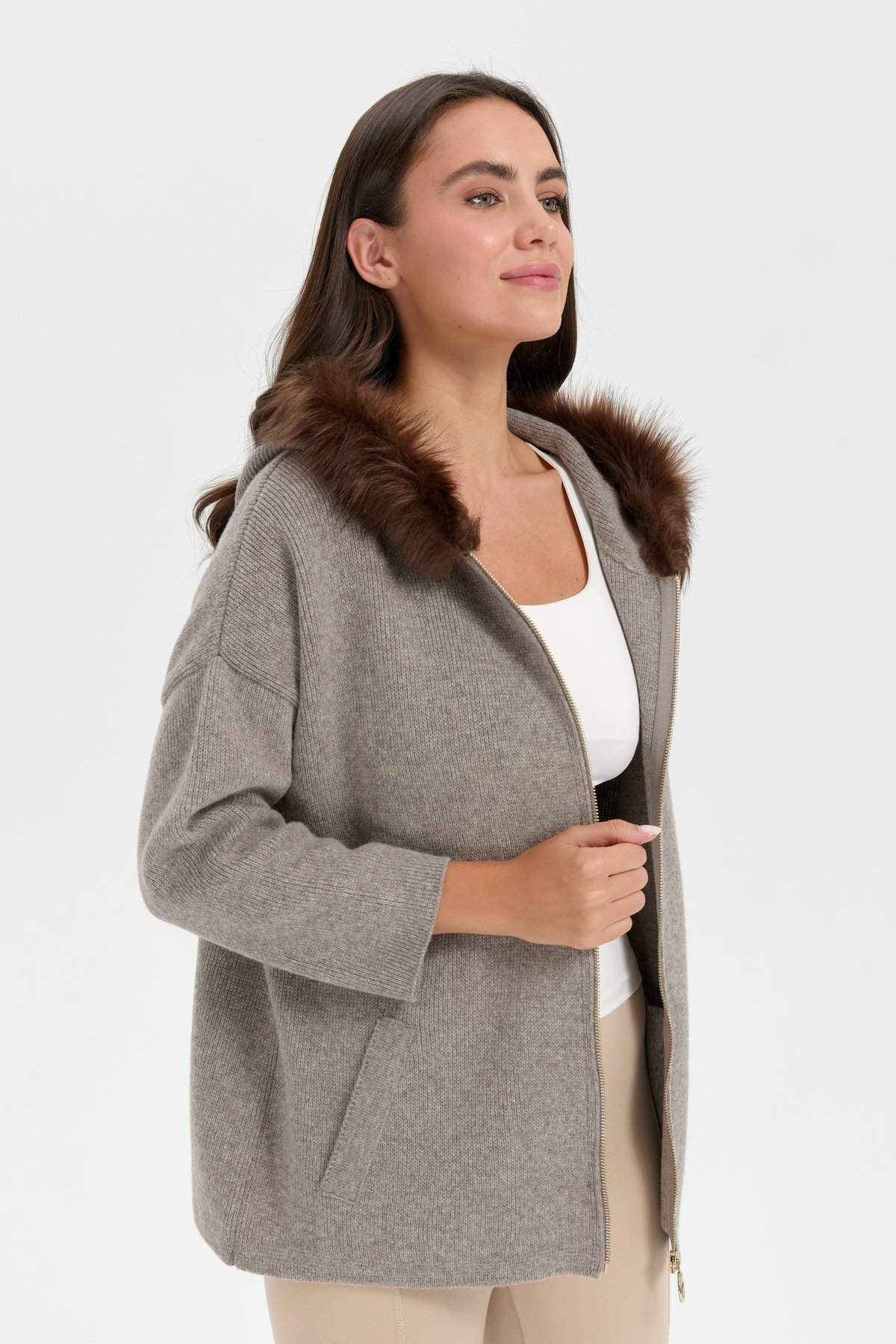 24082Kadın Kapüşonu Kürklü Fermuarlı Yün Panço Vizon