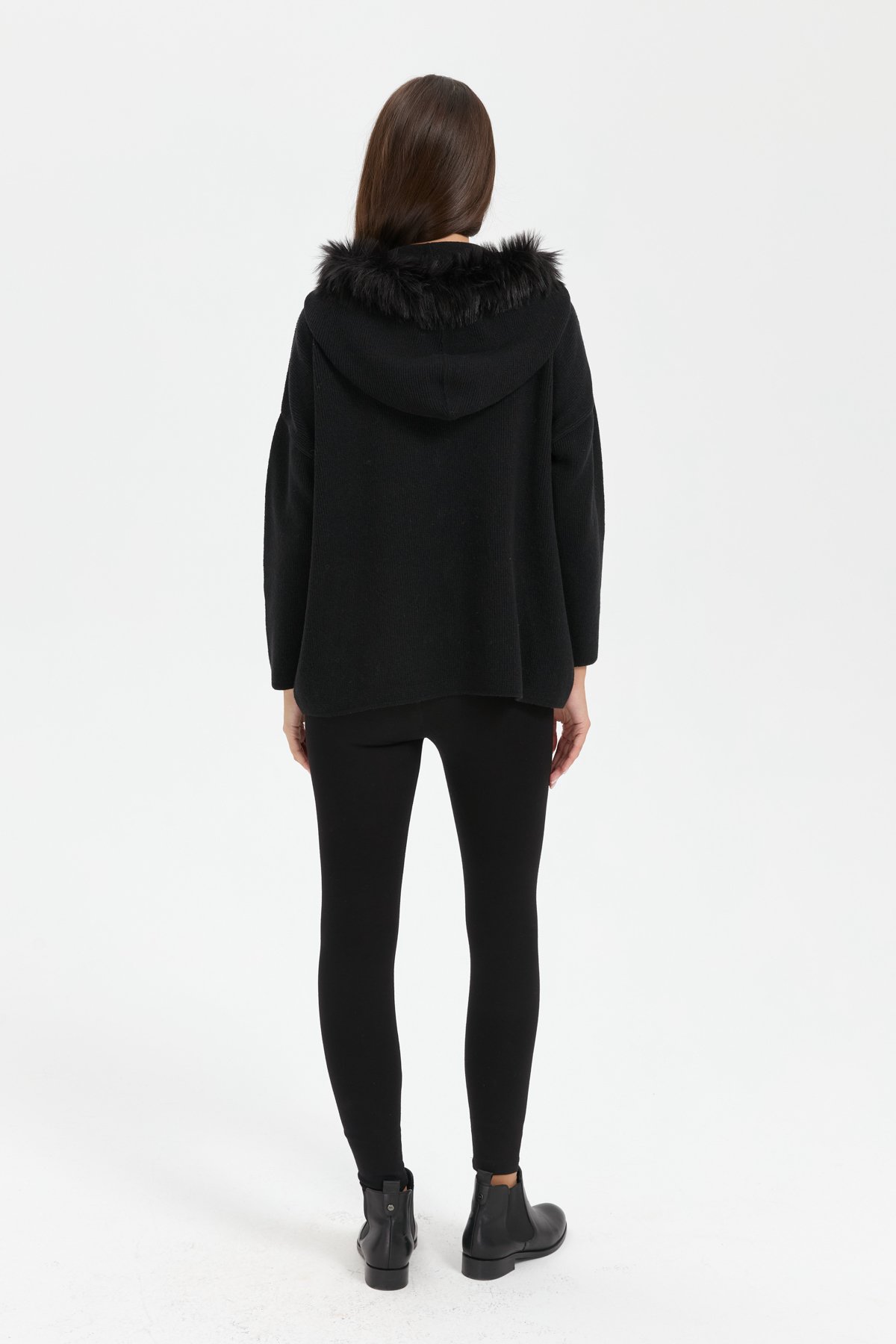 24082Kadın Kapüşonu Kürklü Fermuarlı Yün Panço Siyah