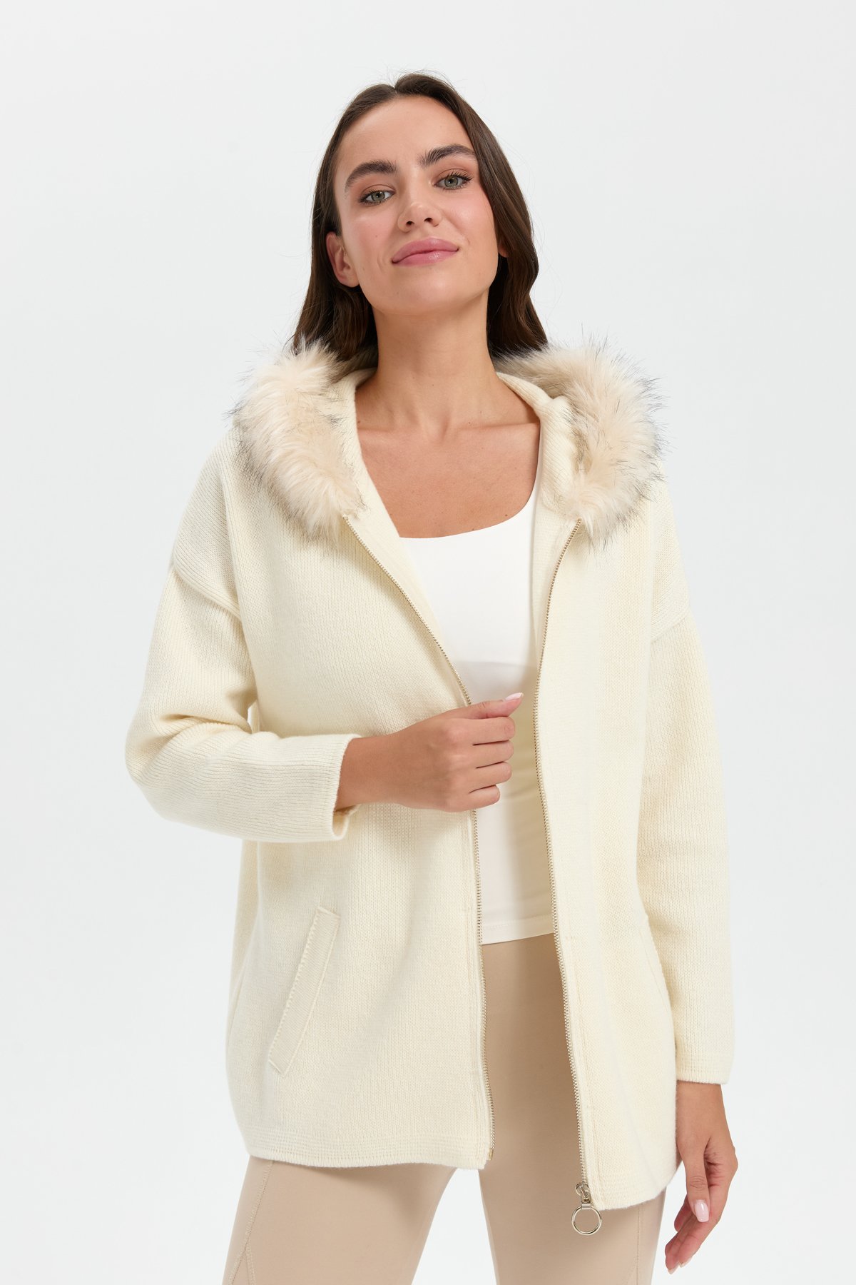 24082Kadın Kapüşonu Kürklü Fermuarlı Yün Panço Kemik