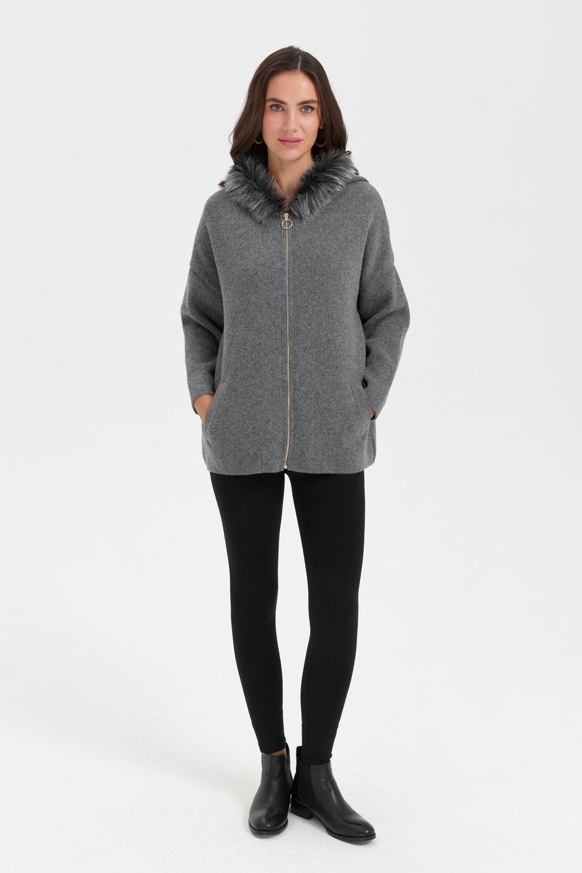 24082Kadın Kapüşonu Kürklü Fermuarlı Yün Panço Füme