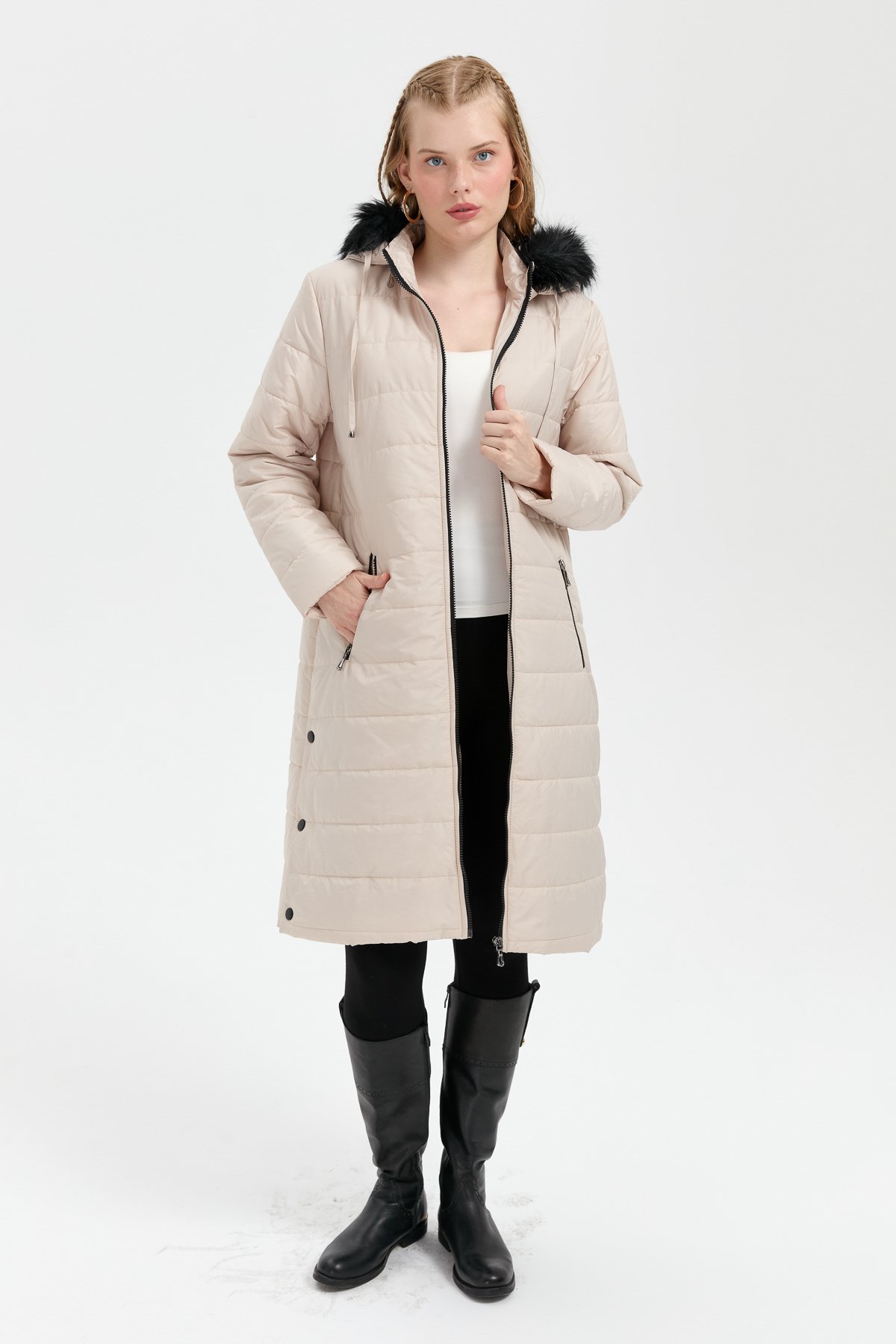 23404Kadın Kapüşonu Kürklü Uzun Kapitone Kaban Bej