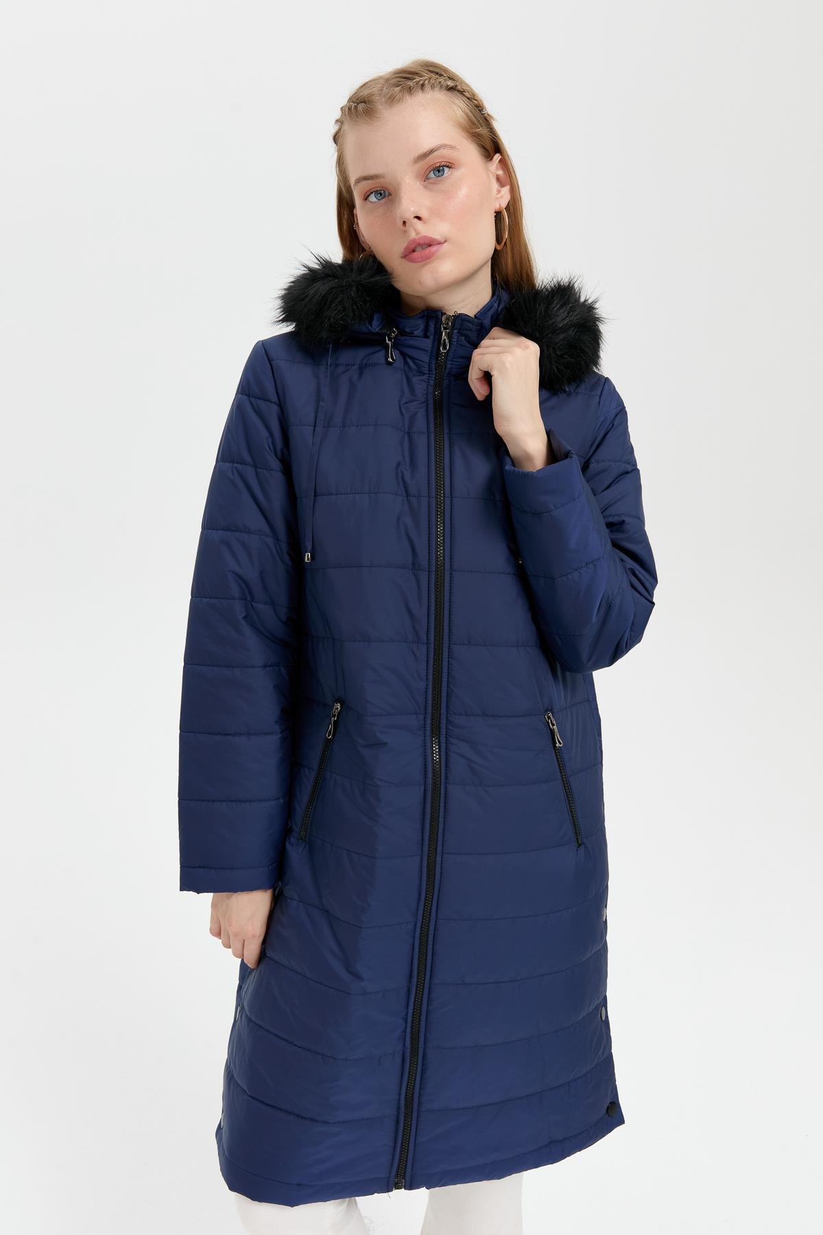 23404Kadın Kapüşonu Kürklü Uzun Kapitone Kaban Lacivert