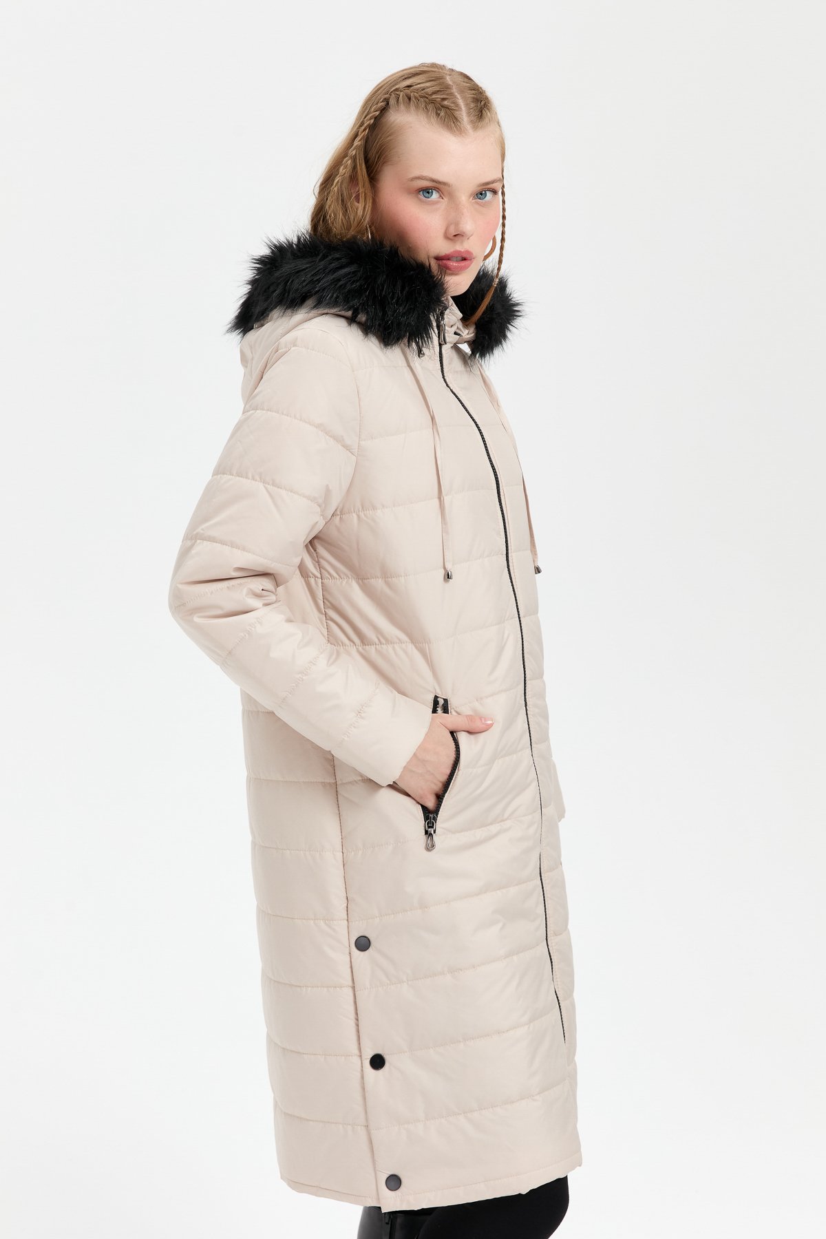 23404Kadın Kapüşonu Kürklü Uzun Kapitone Kaban Bej