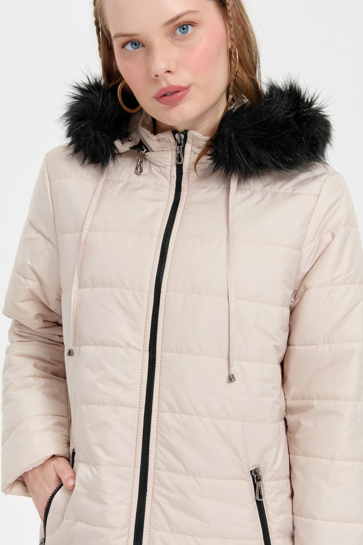 23404Kadın Kapüşonu Kürklü Uzun Kapitone Kaban Bej
