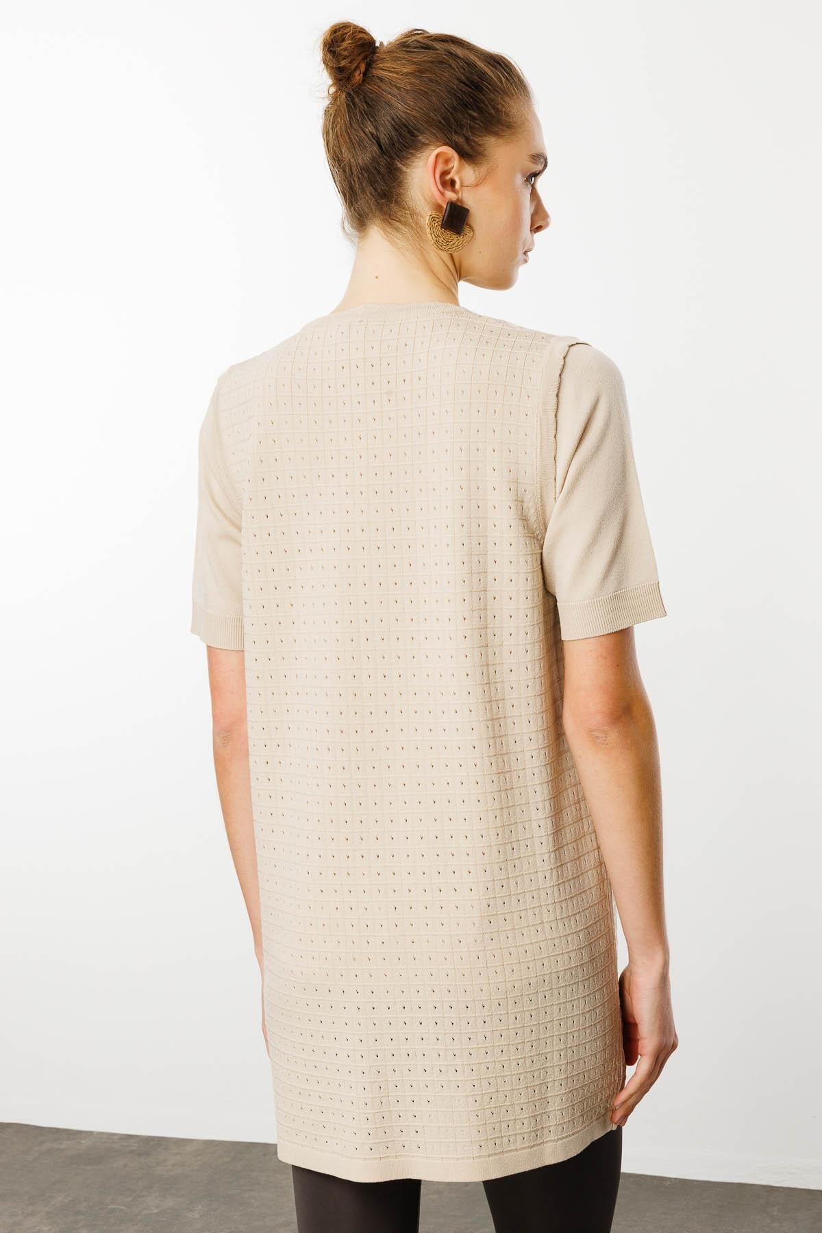 25354Kadın Kare Örgülü Uzun Triko Yelek Bej