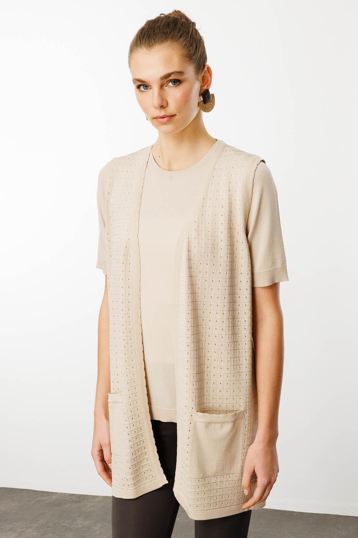 25354Kadın Kare Örgülü Uzun Triko Yelek Bej