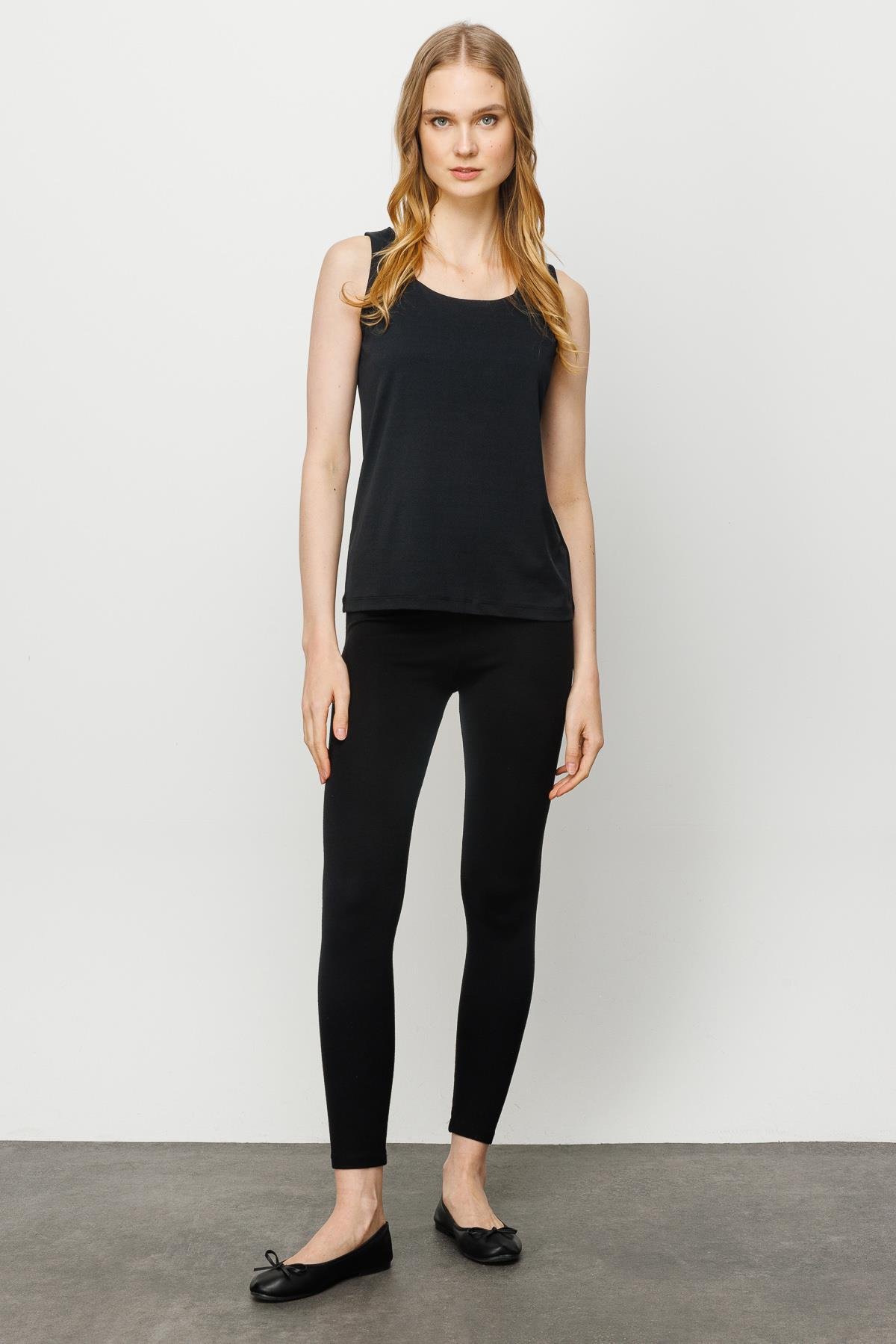 23776Kadın Kare Yaka Askılı T-shirt Siyah