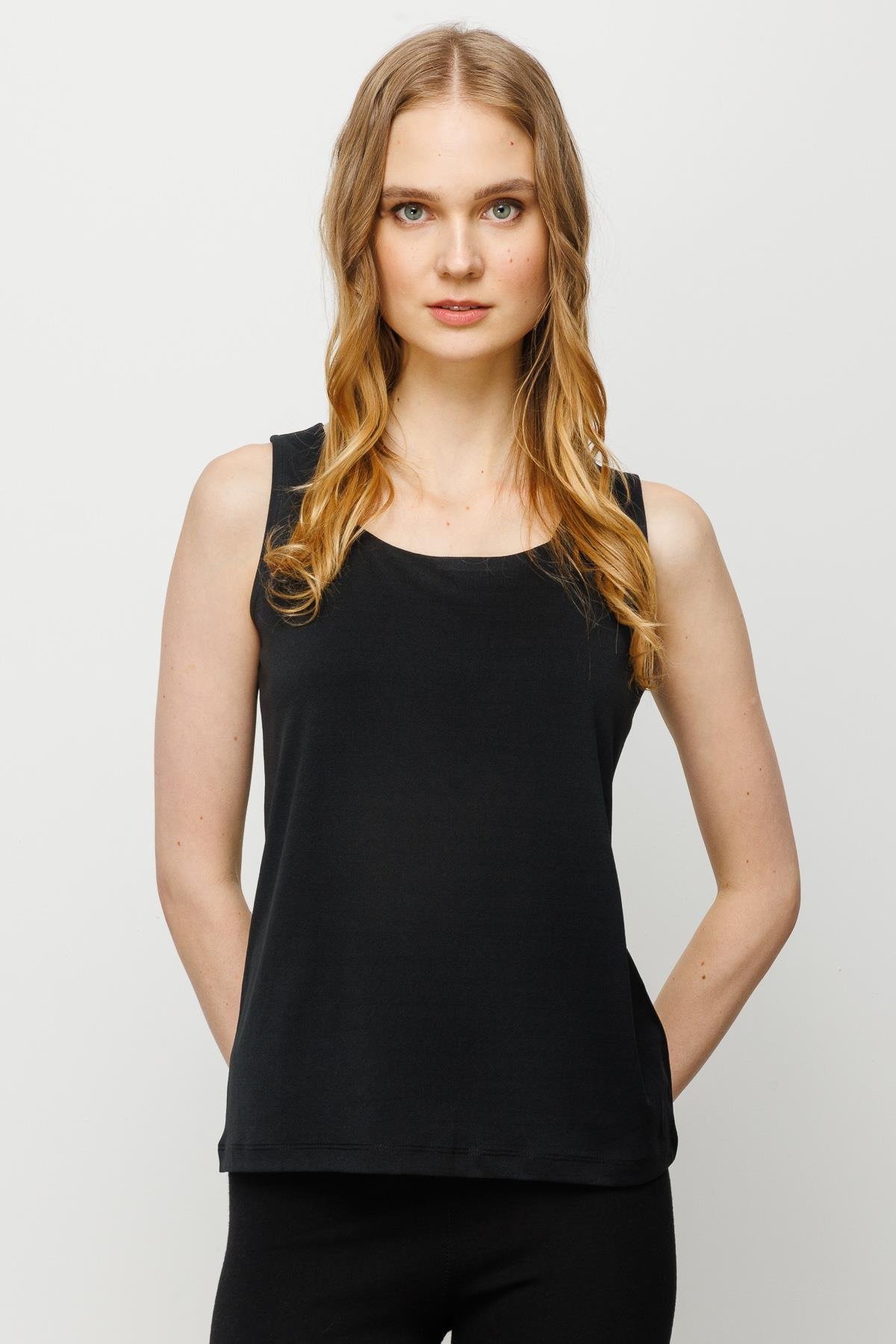 23776Kadın Kare Yaka Askılı T-shirt Siyah