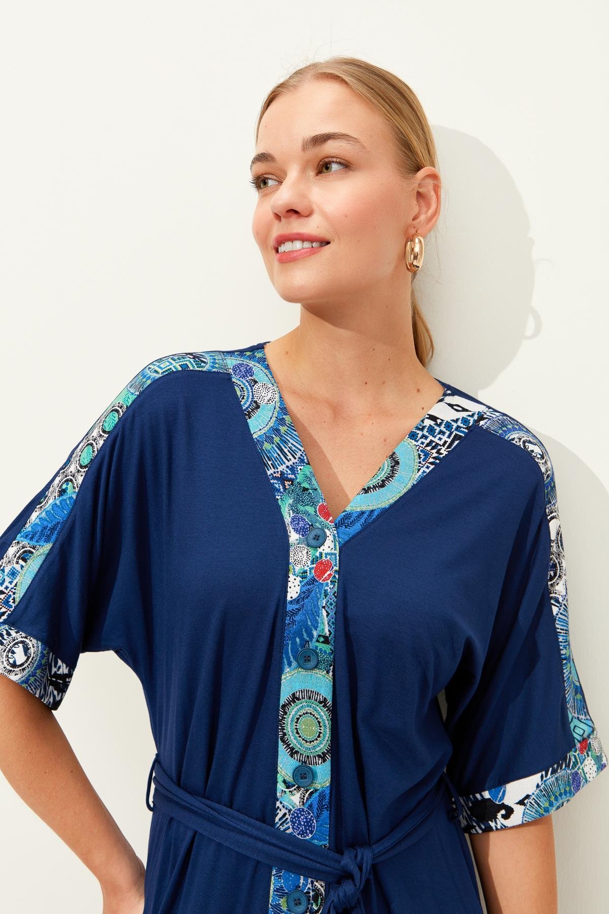 23729Женское хлопковое платье на пуговицах спереди и пестрым рисунком темно синее