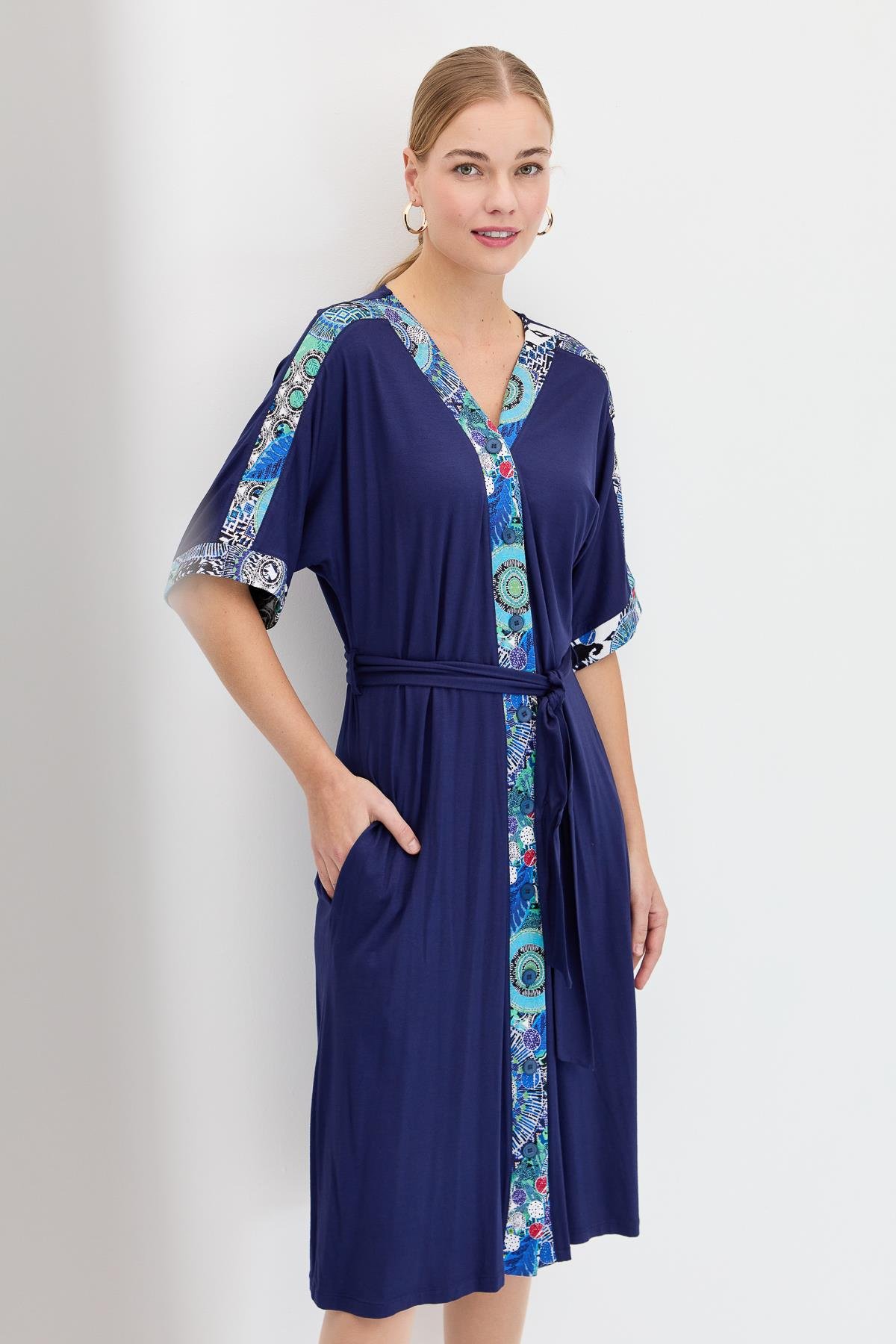 23729Женское хлопковое платье на пуговицах спереди и пестрым рисунком темно синее
