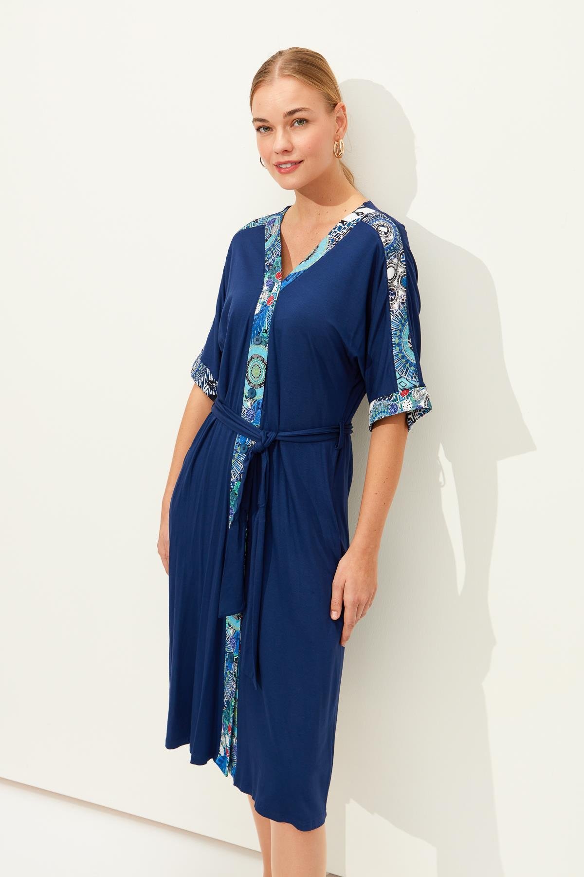 23729Женское хлопковое платье на пуговицах спереди и пестрым рисунком темно синее
