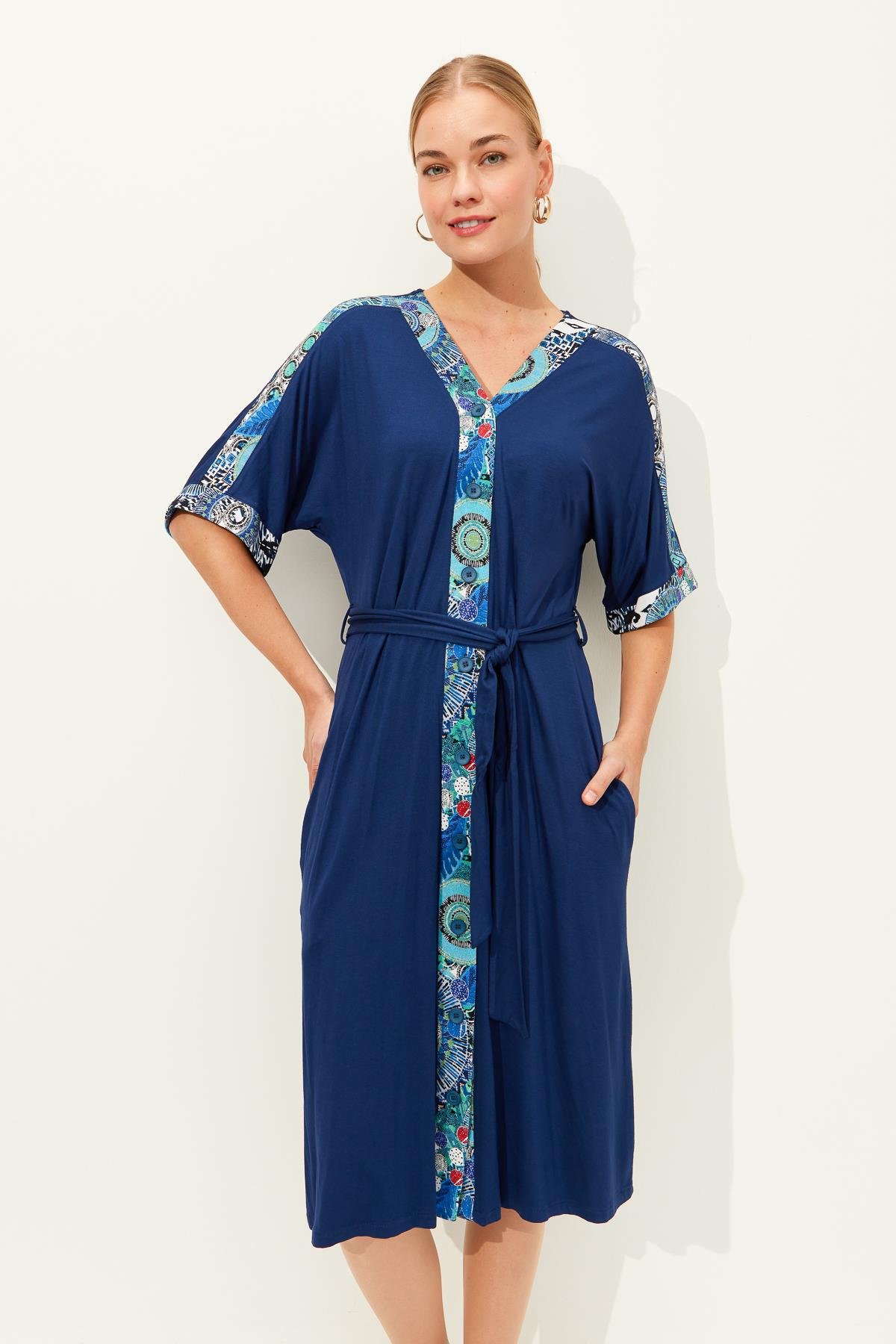 23729Женское хлопковое платье на пуговицах спереди и пестрым рисунком темно синее