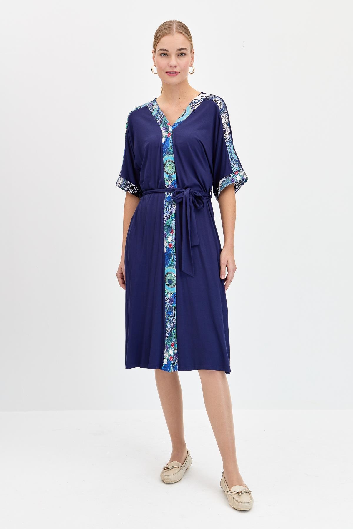23729Женское хлопковое платье на пуговицах спереди и пестрым рисунком темно синее