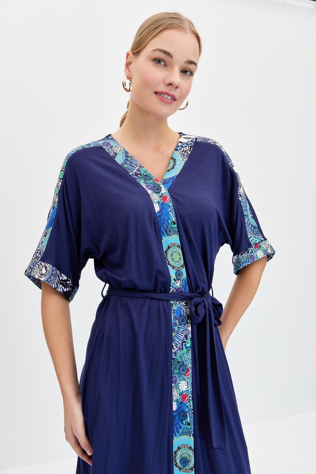 23729Женское хлопковое платье на пуговицах спереди и пестрым рисунком темно синее
