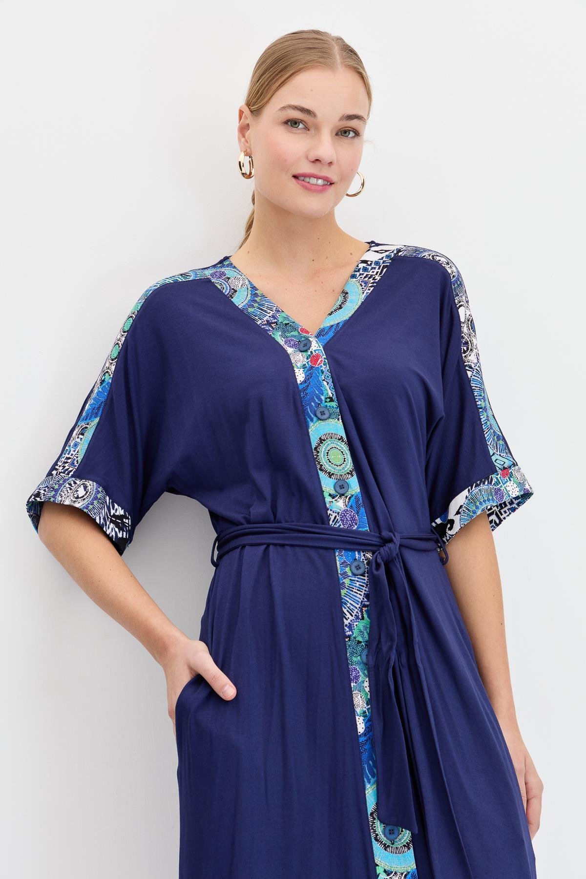 23729Женское хлопковое платье на пуговицах спереди и пестрым рисунком темно синее