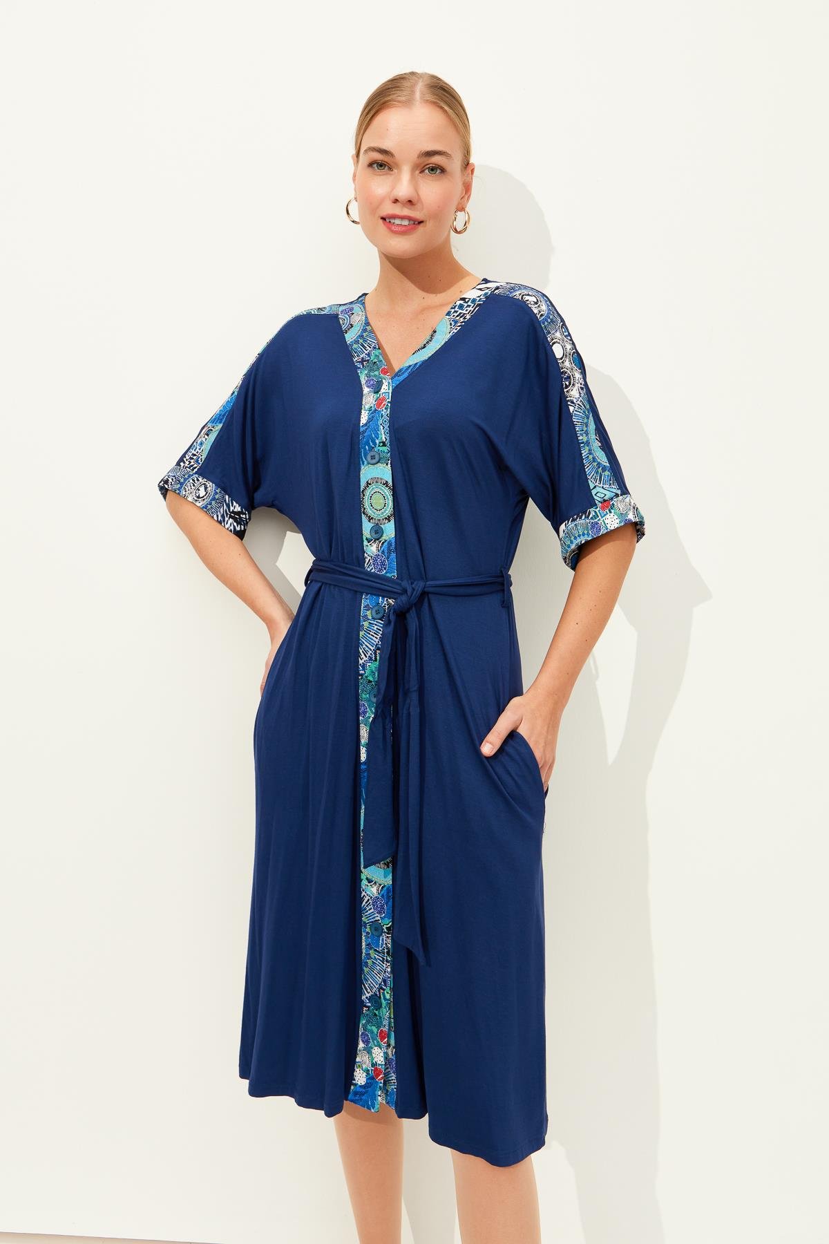 23729Женское хлопковое платье на пуговицах спереди и пестрым рисунком темно синее
