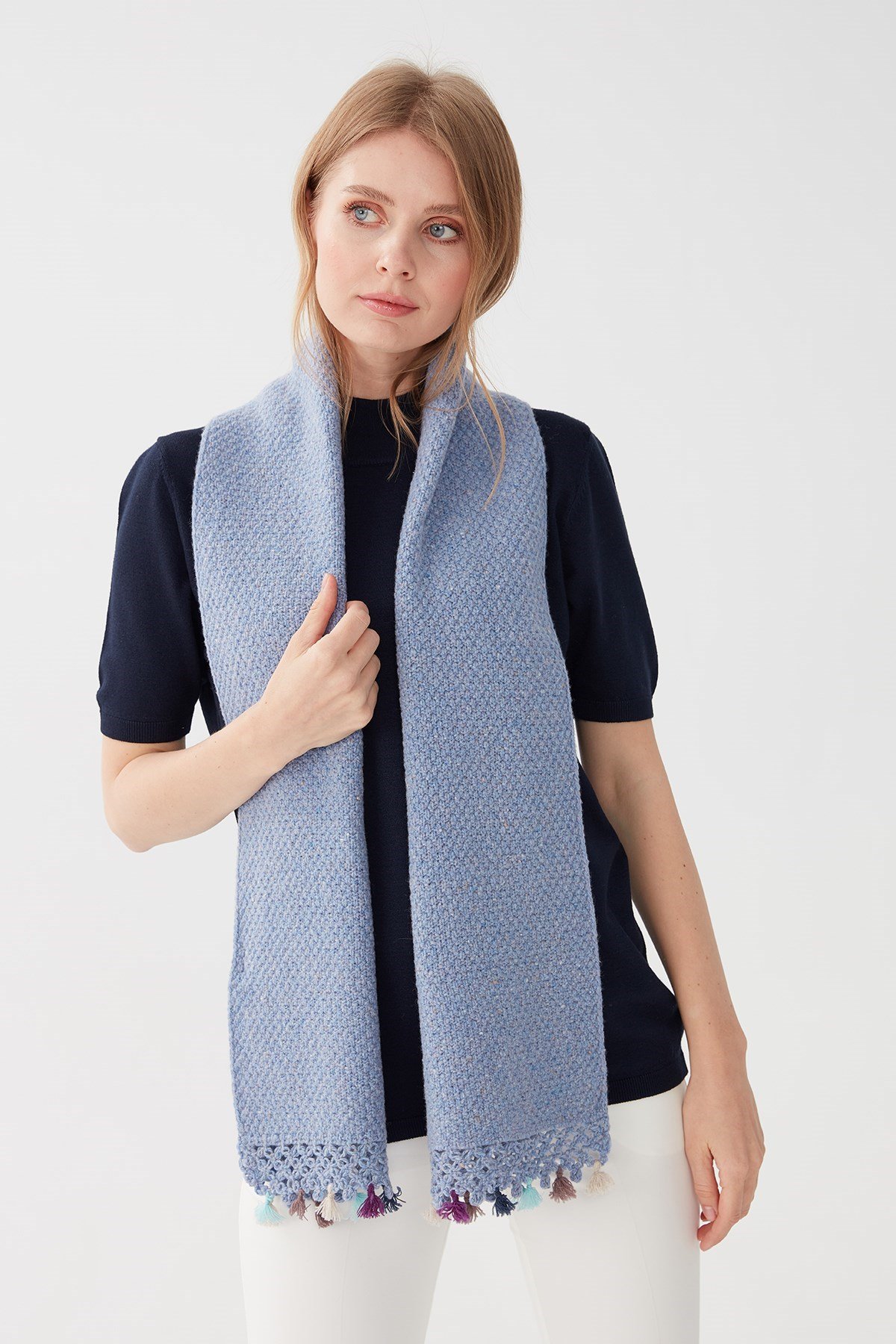 22033Kadın Kenarı Tığlamalı Püsküllü Yün Kaşkol M.G.Mavi