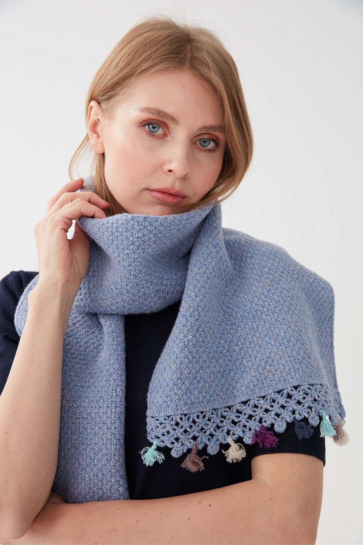 22033Kadın Kenarı Tığlamalı Püsküllü Yün Kaşkol M.G.Mavi